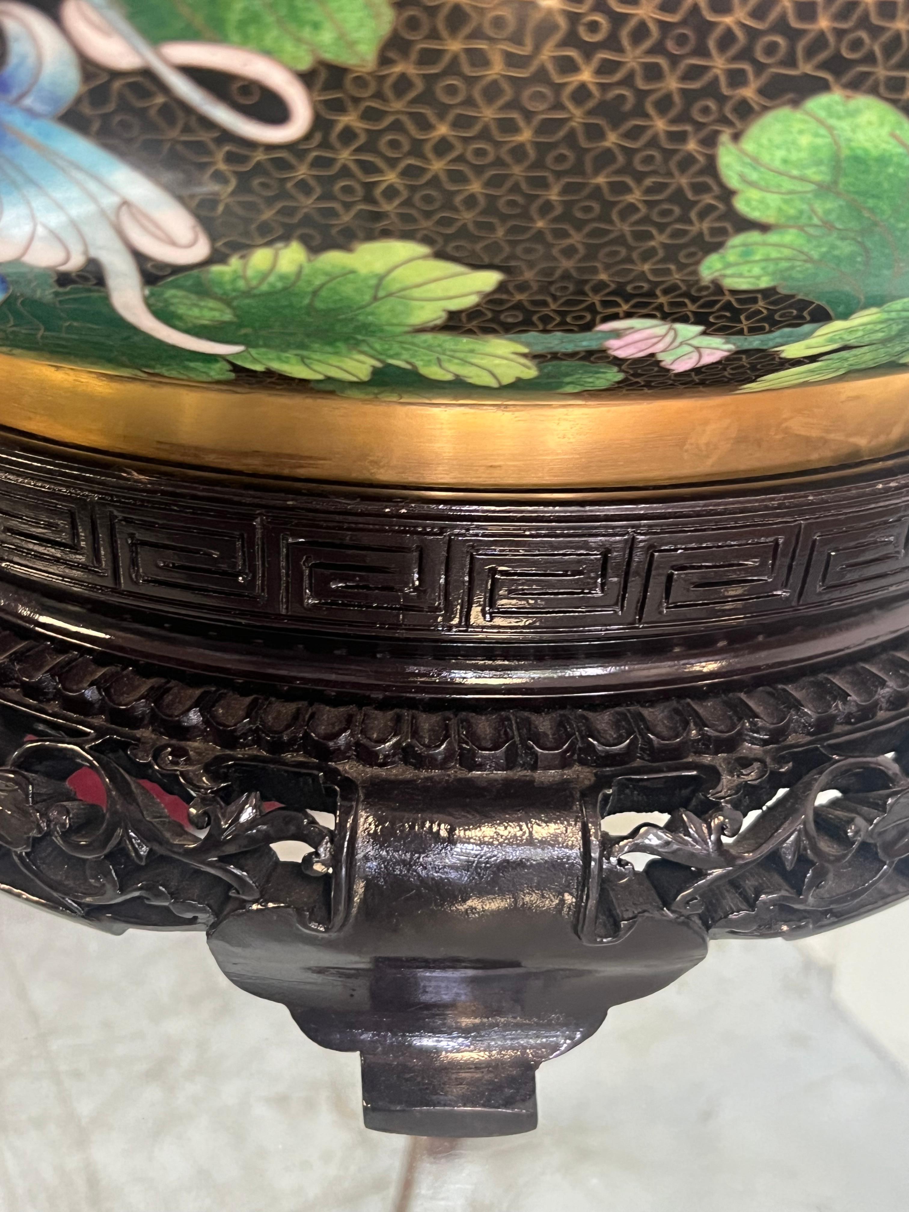 Paire monumentale de coupes à urne cloisonnées et cloisonnées en vente 12