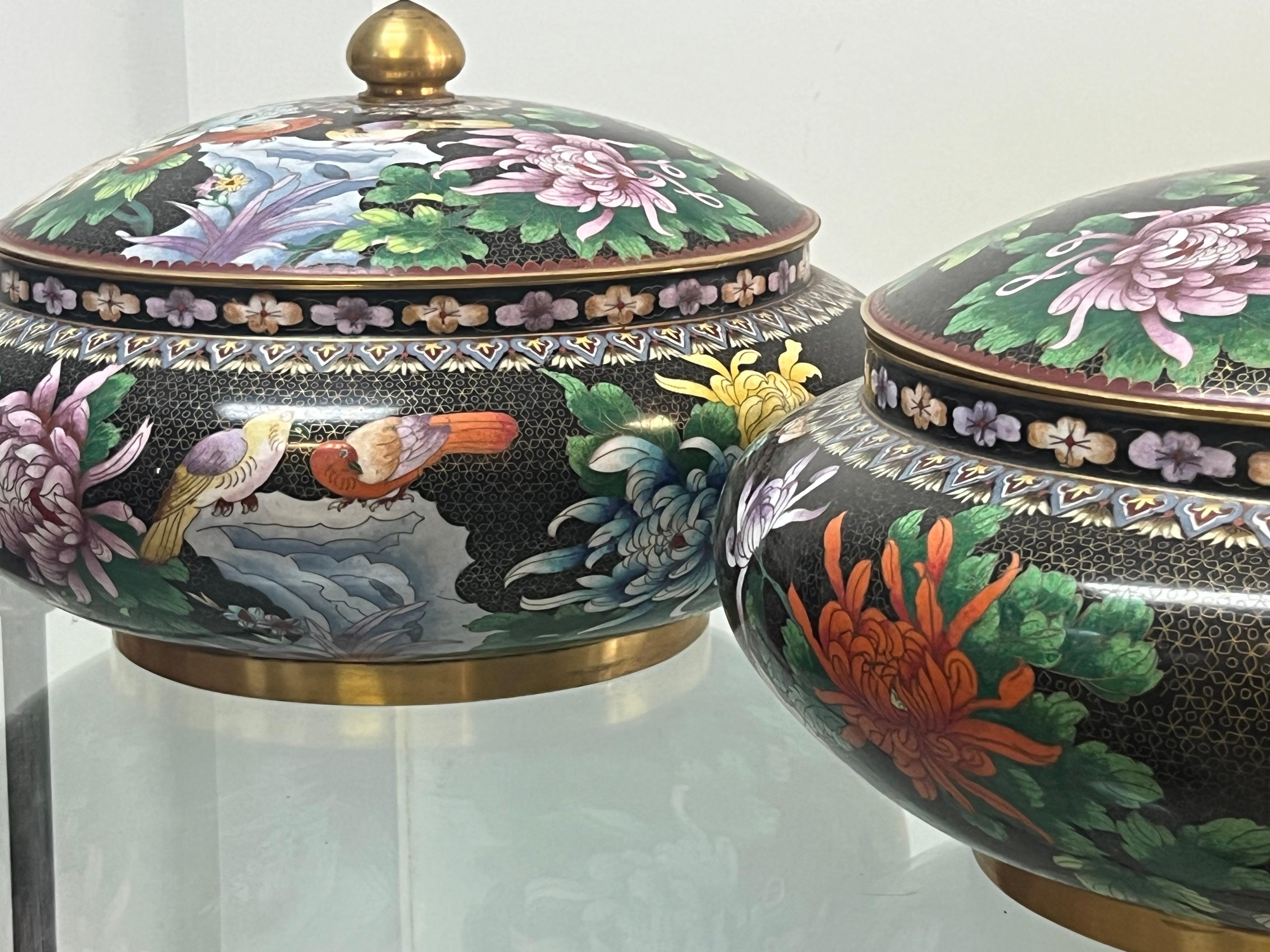 Chinois Paire monumentale de coupes à urne cloisonnées et cloisonnées en vente