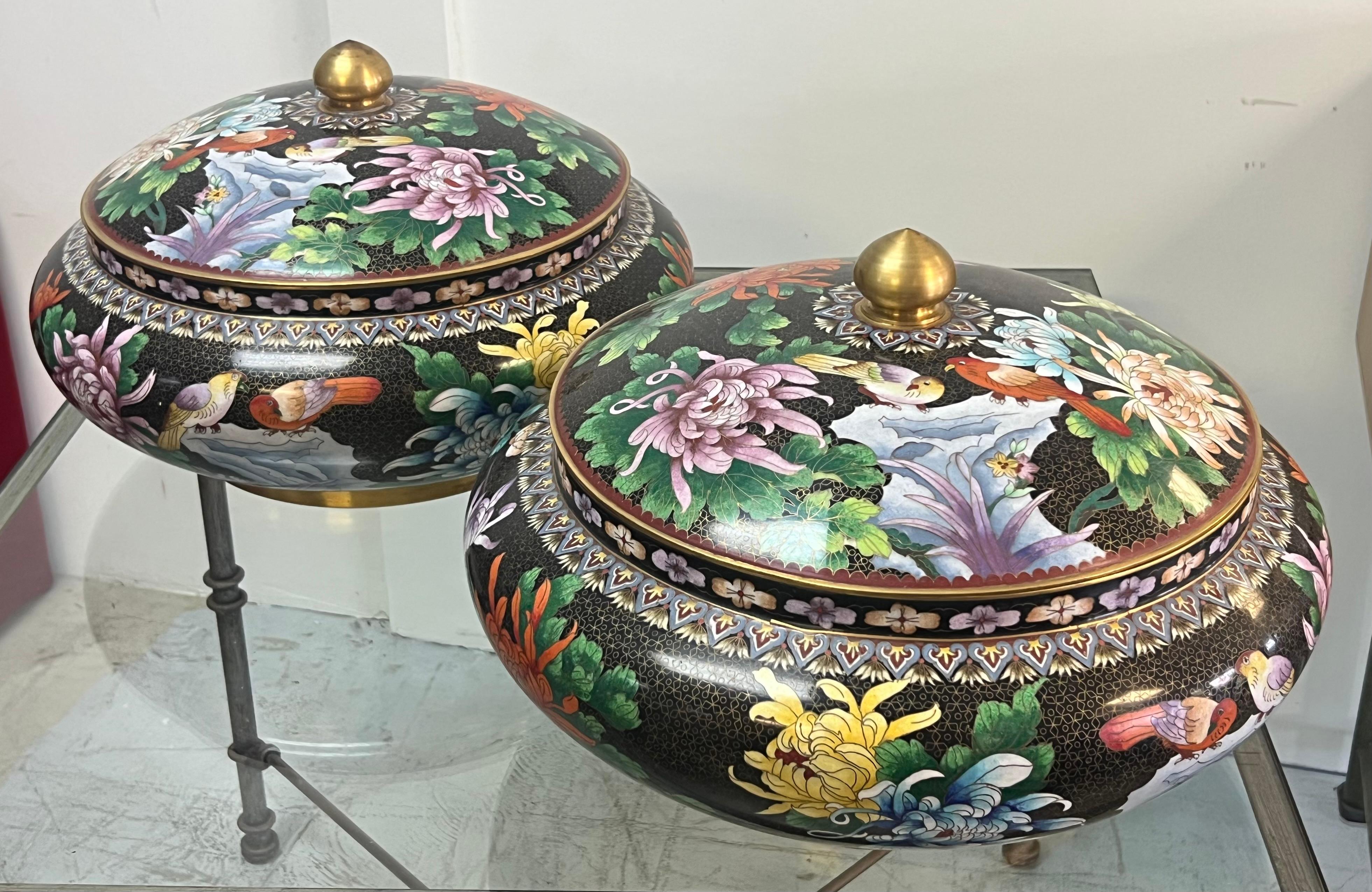 Cloisonné Paire monumentale de coupes à urne cloisonnées et cloisonnées en vente