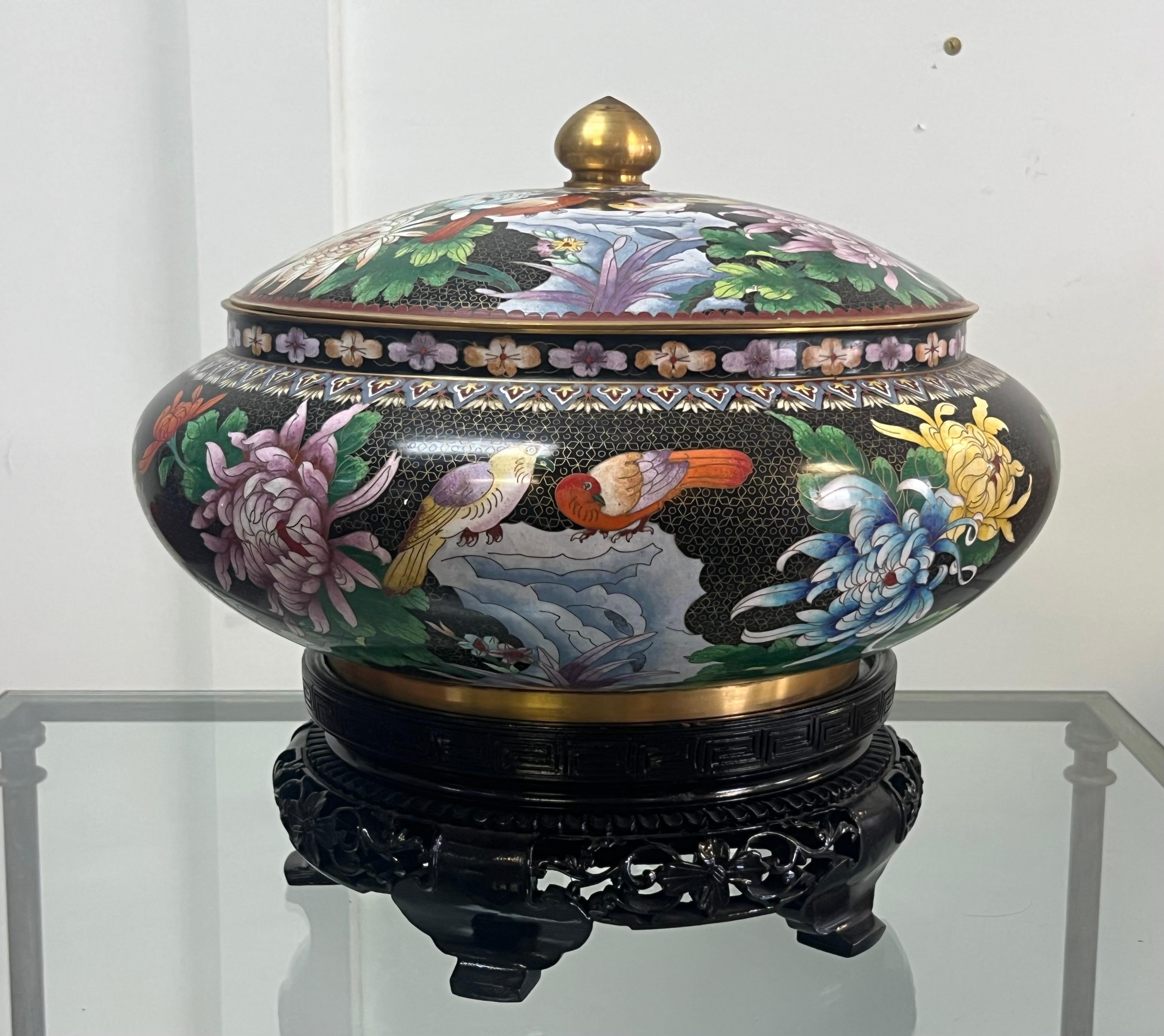 Paire monumentale de coupes à urne cloisonnées et cloisonnées Bon état - En vente à Miami, FL