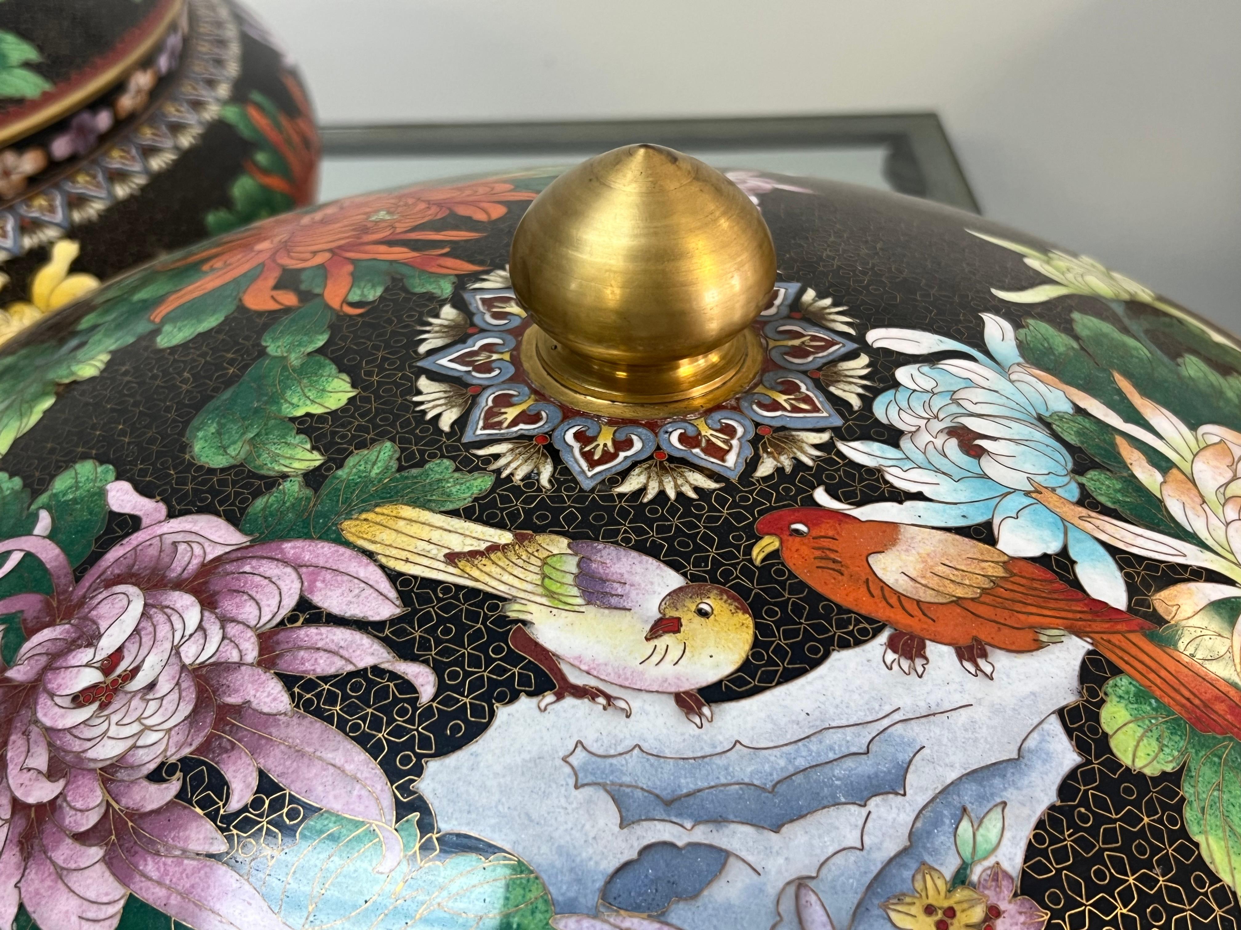 Laiton Paire monumentale de coupes à urne cloisonnées et cloisonnées en vente