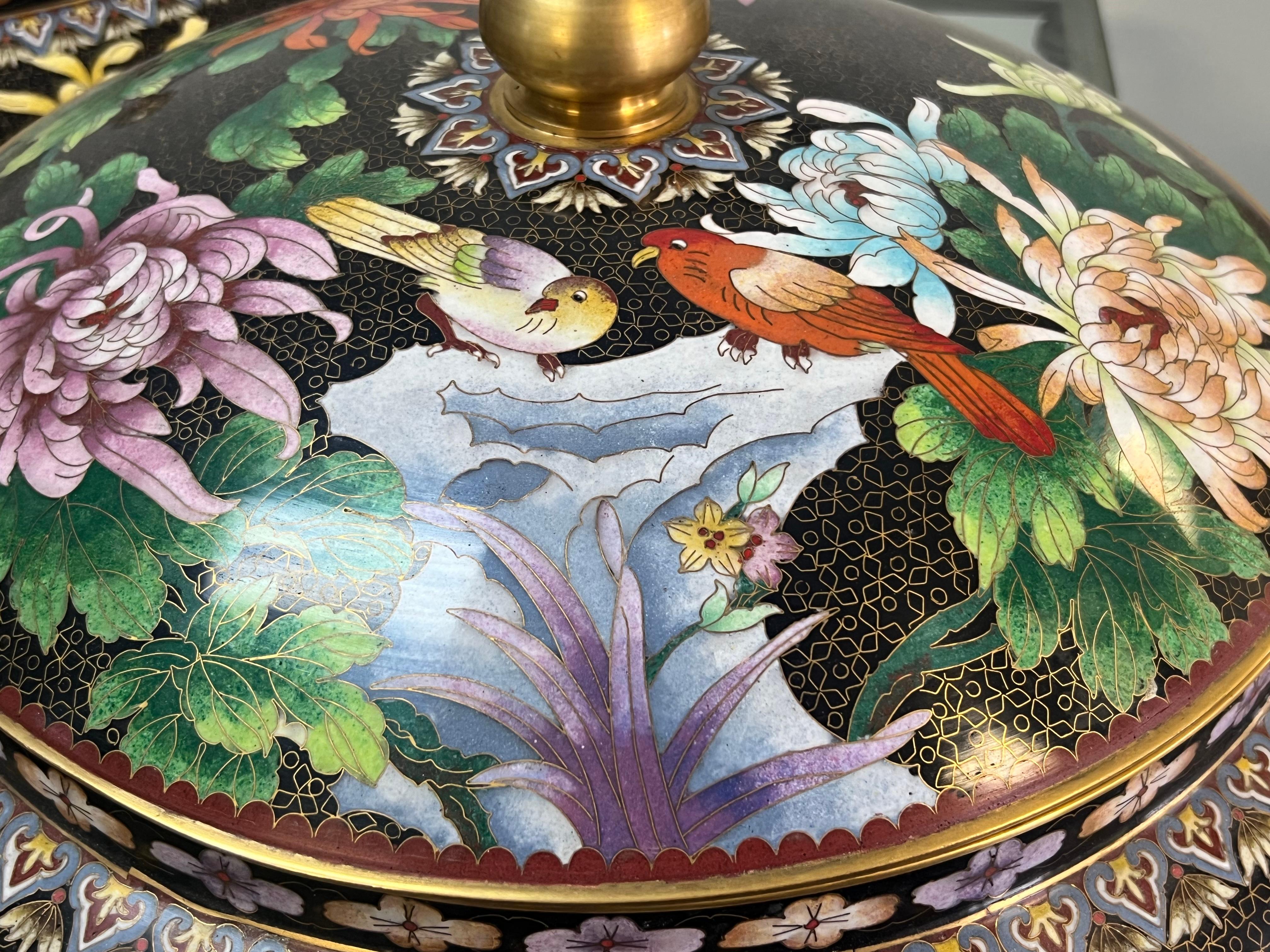 Paire monumentale de coupes à urne cloisonnées et cloisonnées en vente 1
