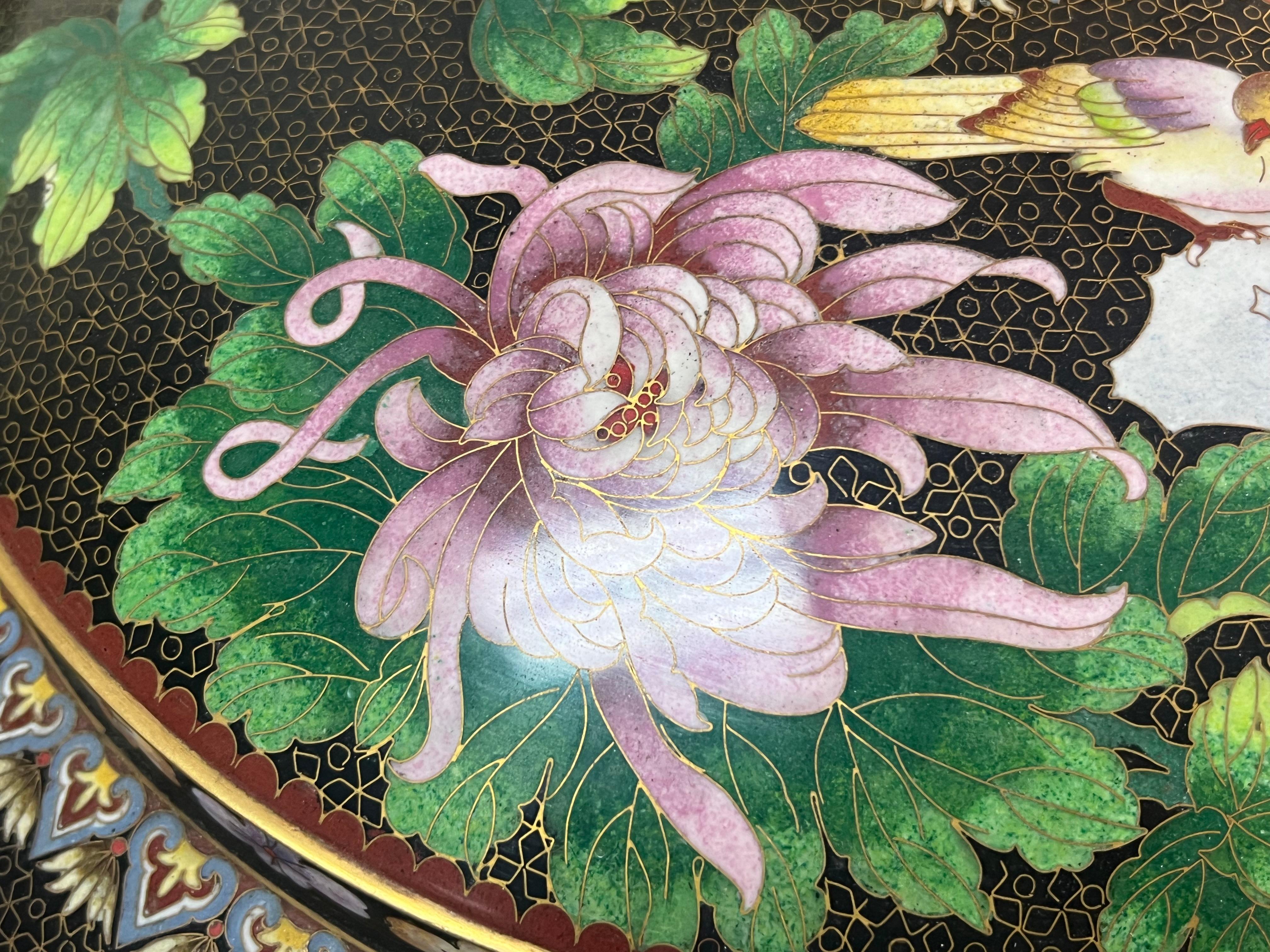 Paire monumentale de coupes à urne cloisonnées et cloisonnées en vente 2