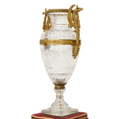 Ein monumentales Paar Vasen aus geschliffenem Kristall und vergoldeter Bronze von Baccarat
