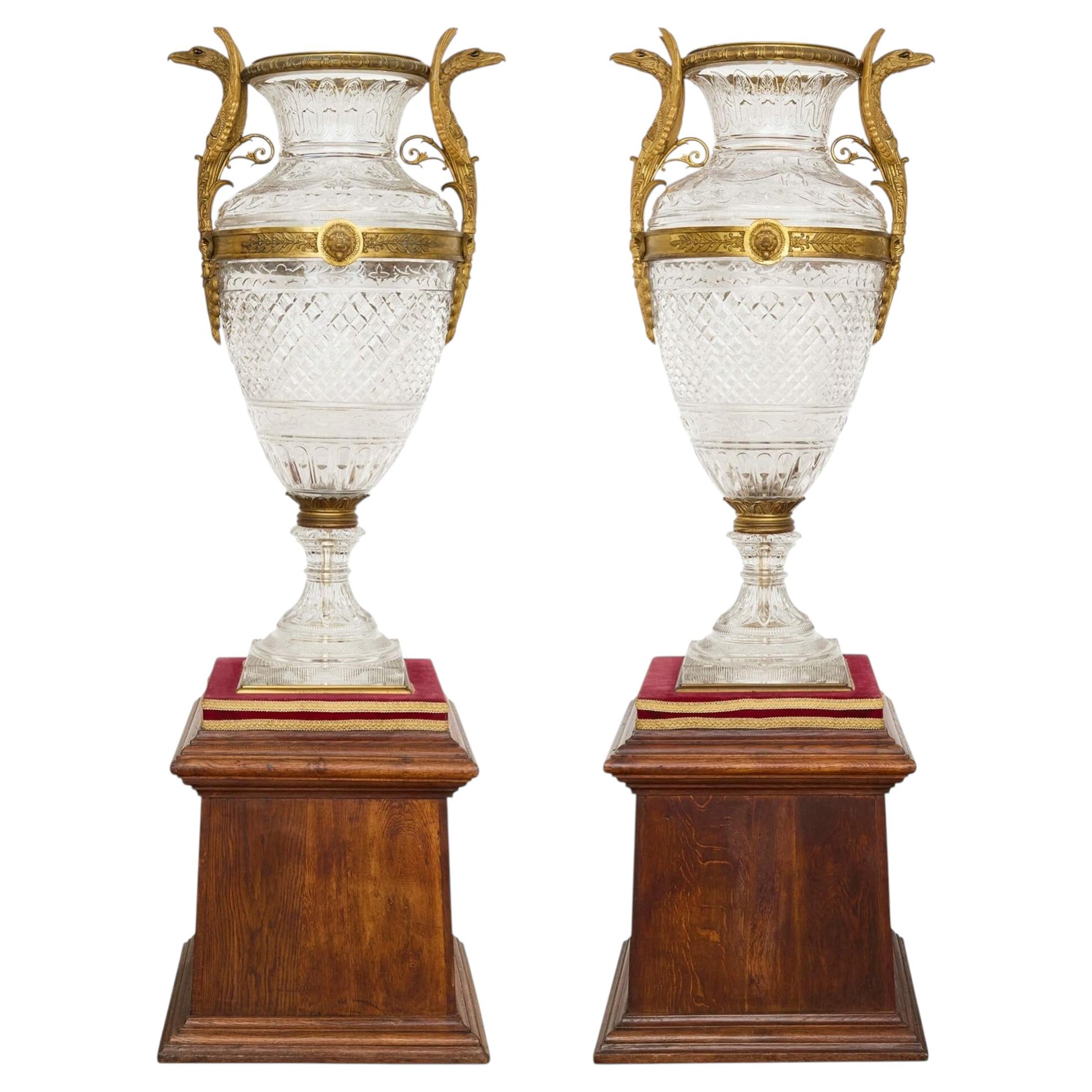 Paire monumentale de vases en cristal taillé et bronze doré signés Baccarat