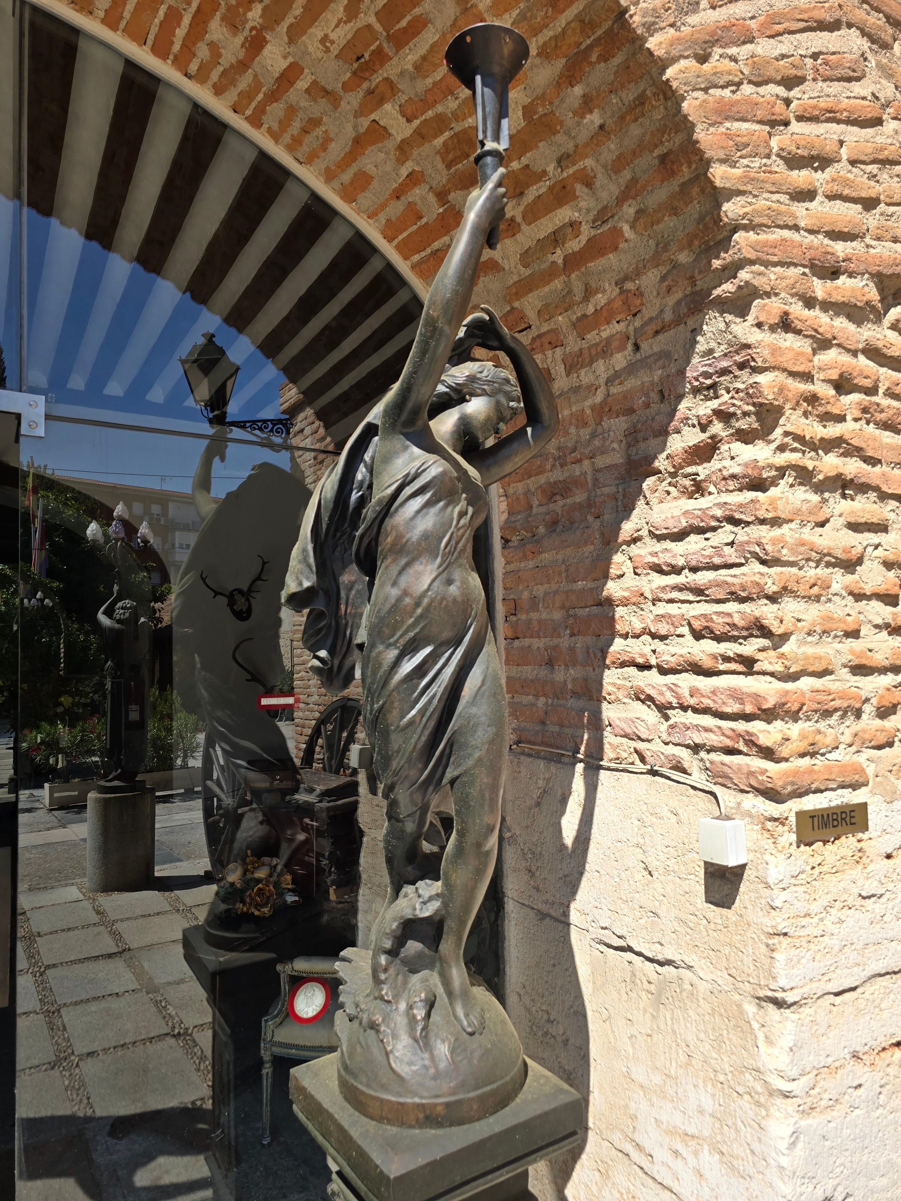 Paire de sculptures monumentales en bronze du début du 20e siècle en vente 5