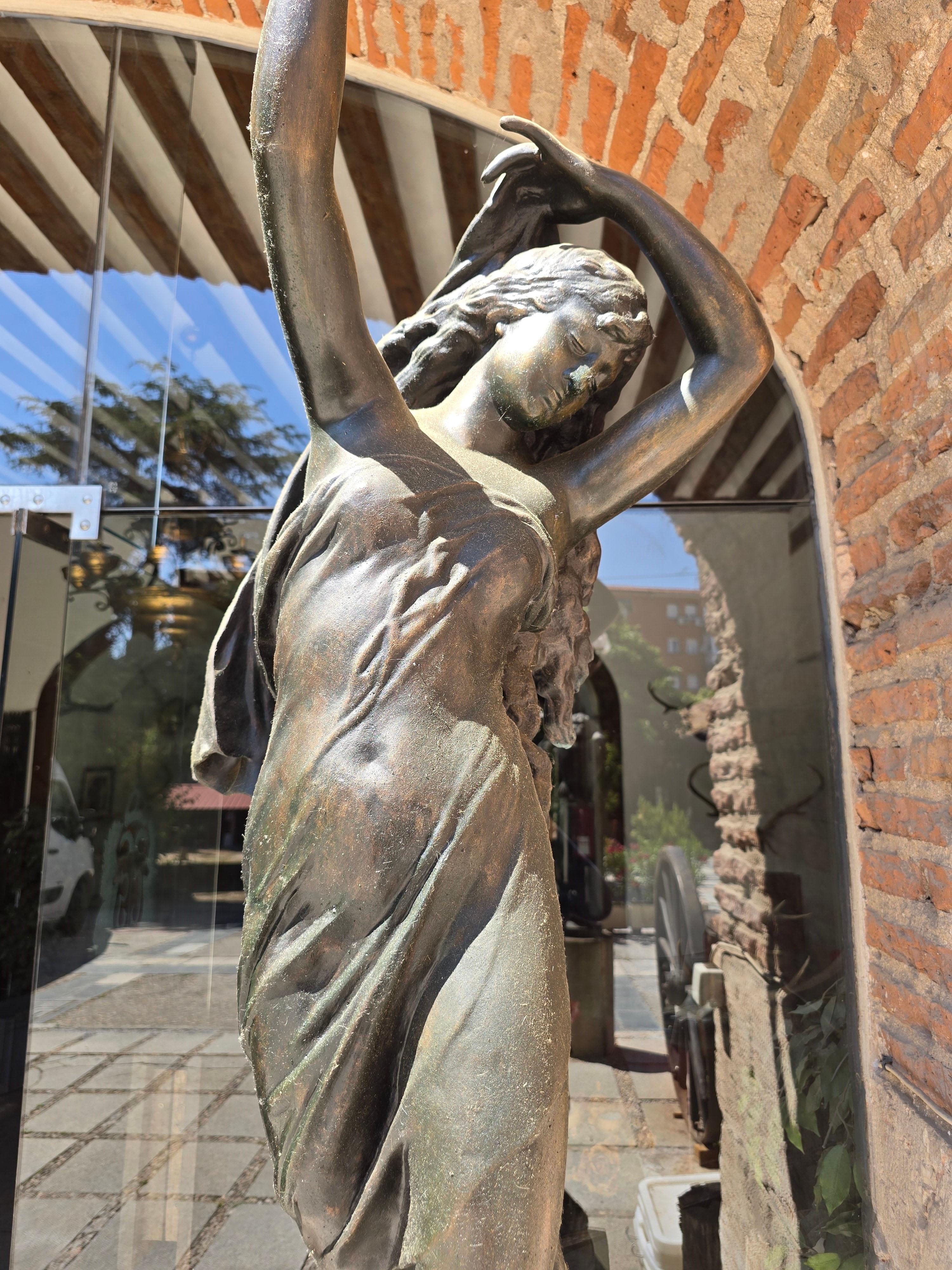 Paire de sculptures monumentales en bronze du début du 20e siècle en vente 7