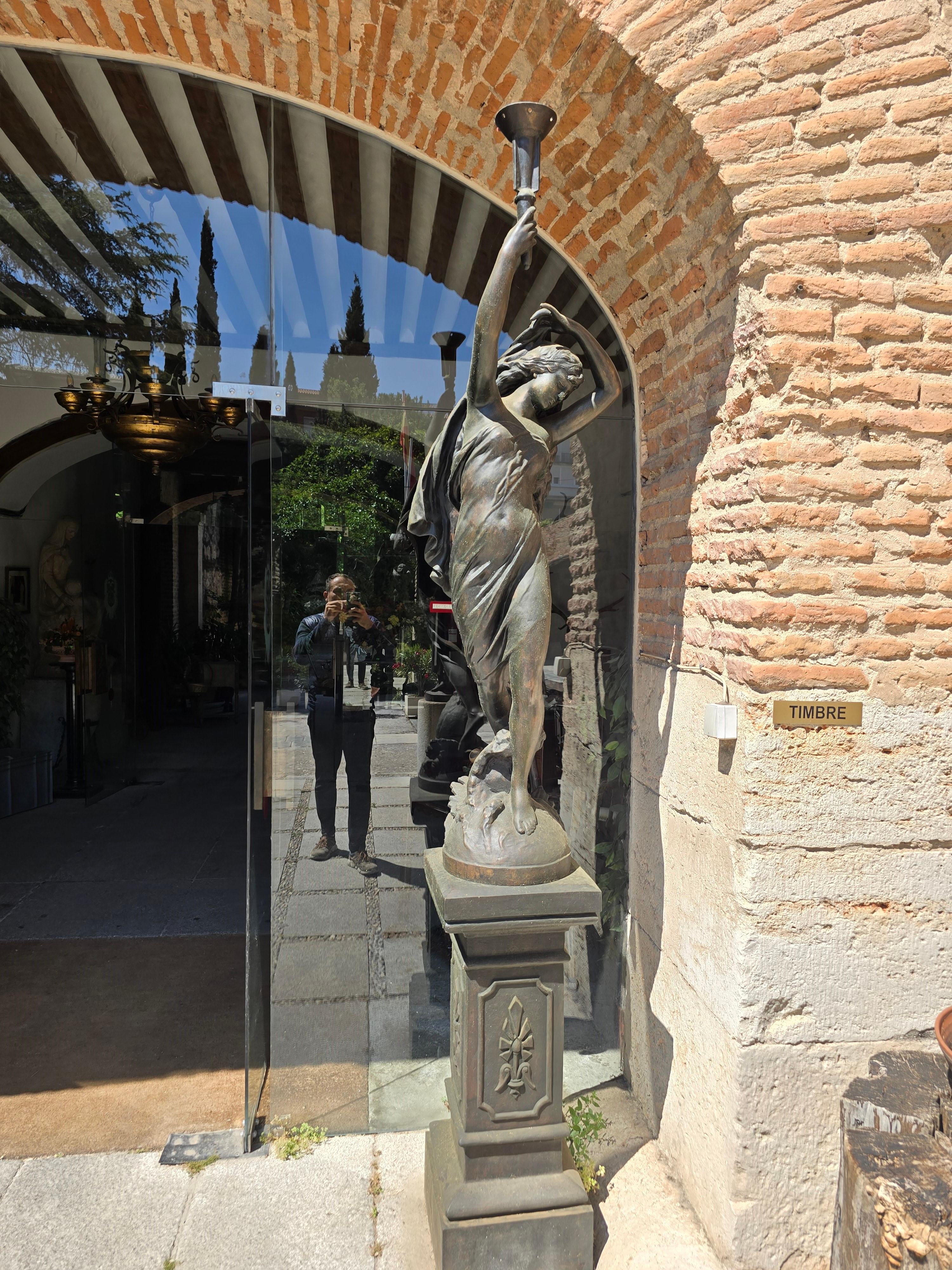 Paire de sculptures monumentales en bronze du début du 20e siècle en vente 9
