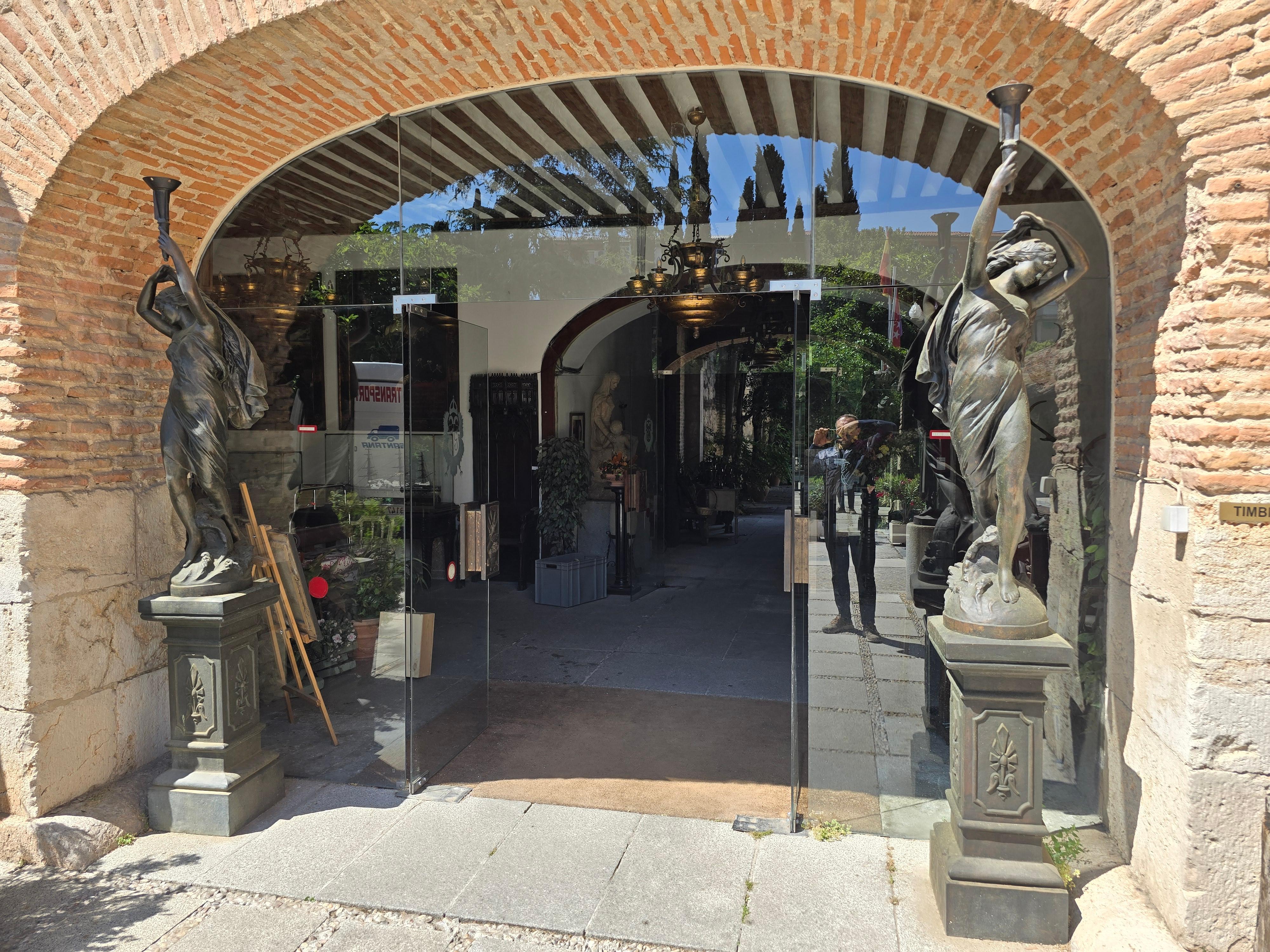 Paire de sculptures monumentales en bronze du début du 20e siècle en vente 11