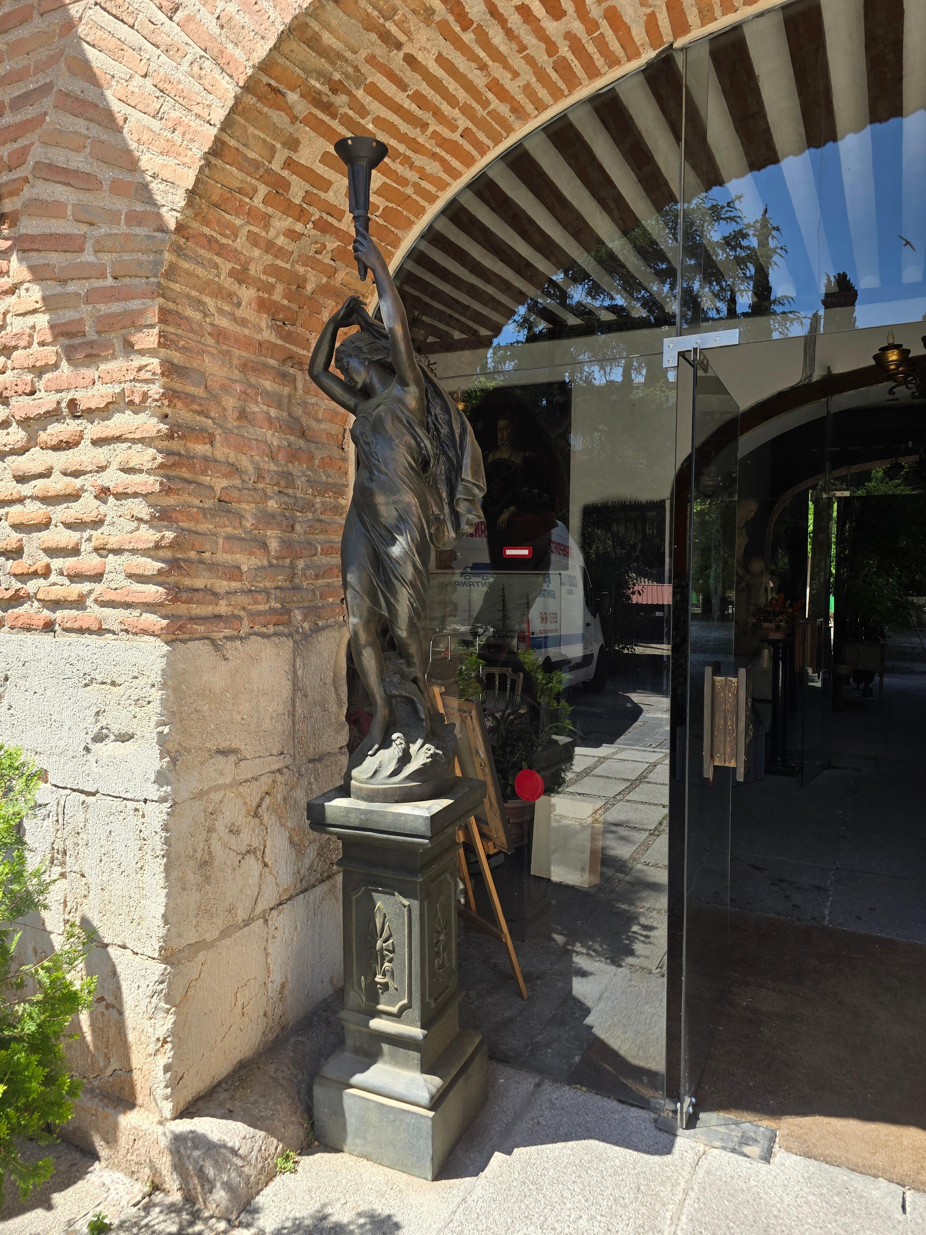 Paire de sculptures monumentales en bronze du début du 20e siècle Bon état - En vente à Madrid, ES