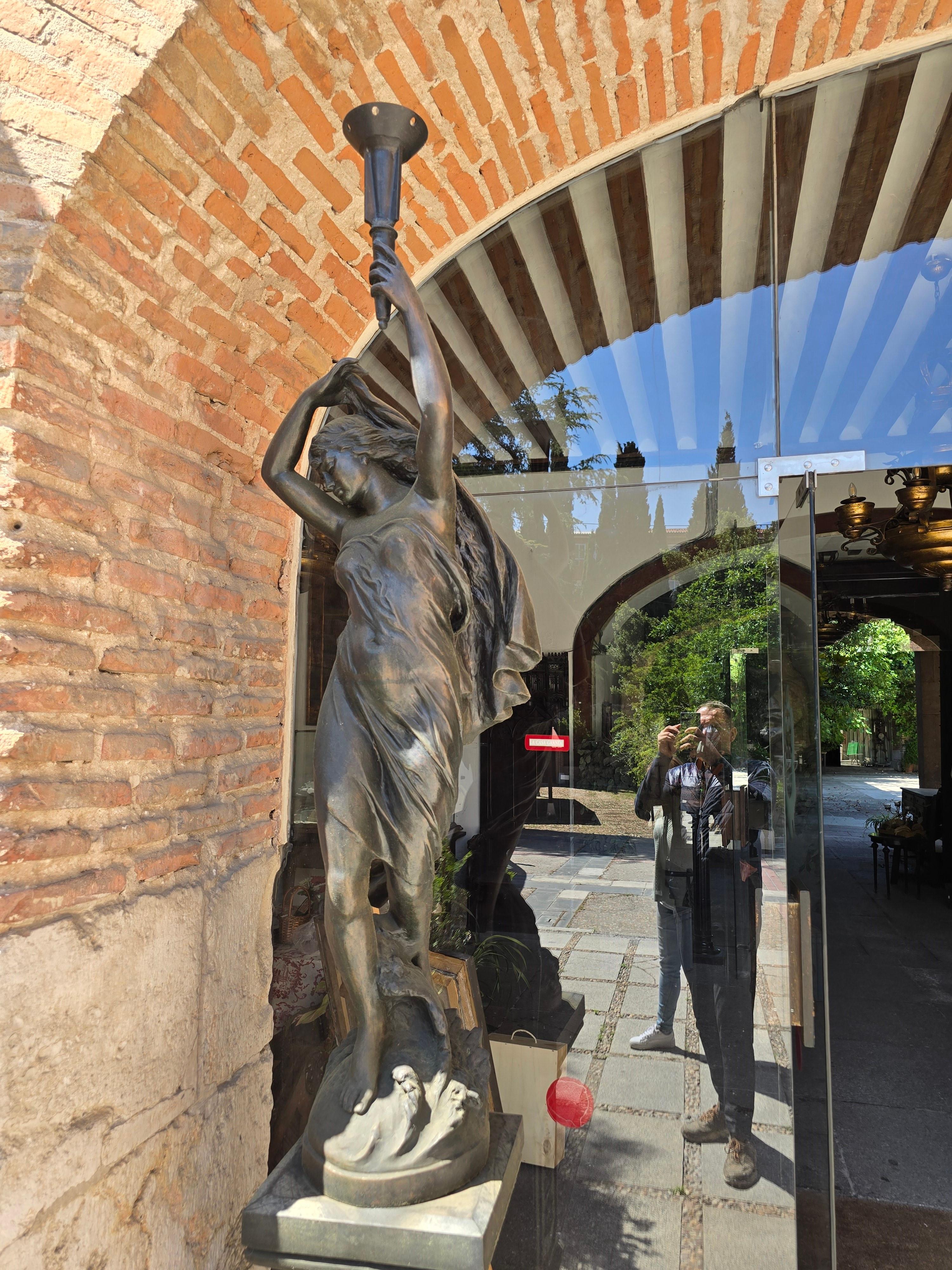 Milieu du XXe siècle Paire de sculptures monumentales en bronze du début du 20e siècle en vente