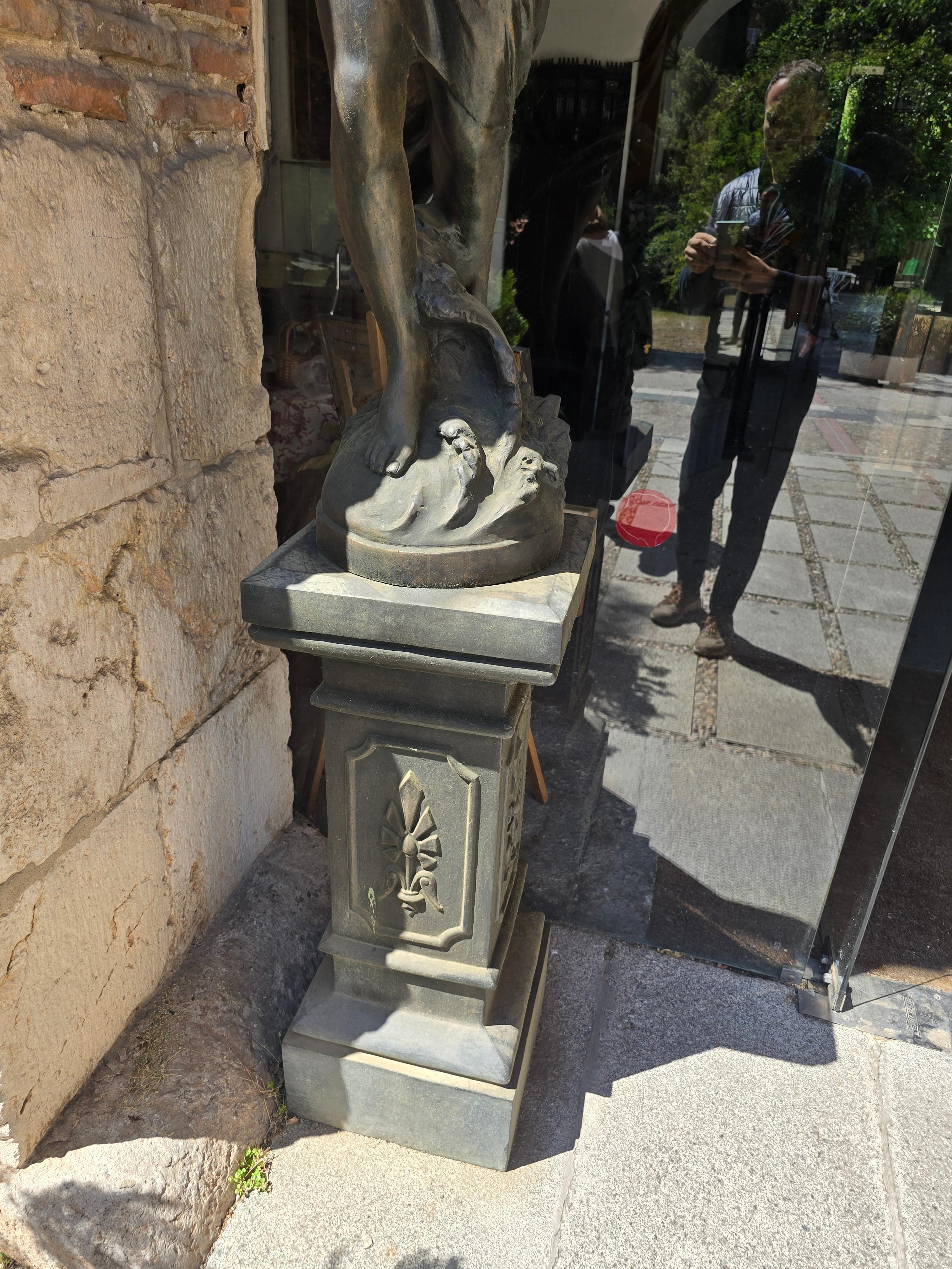 Paire de sculptures monumentales en bronze du début du 20e siècle en vente 1