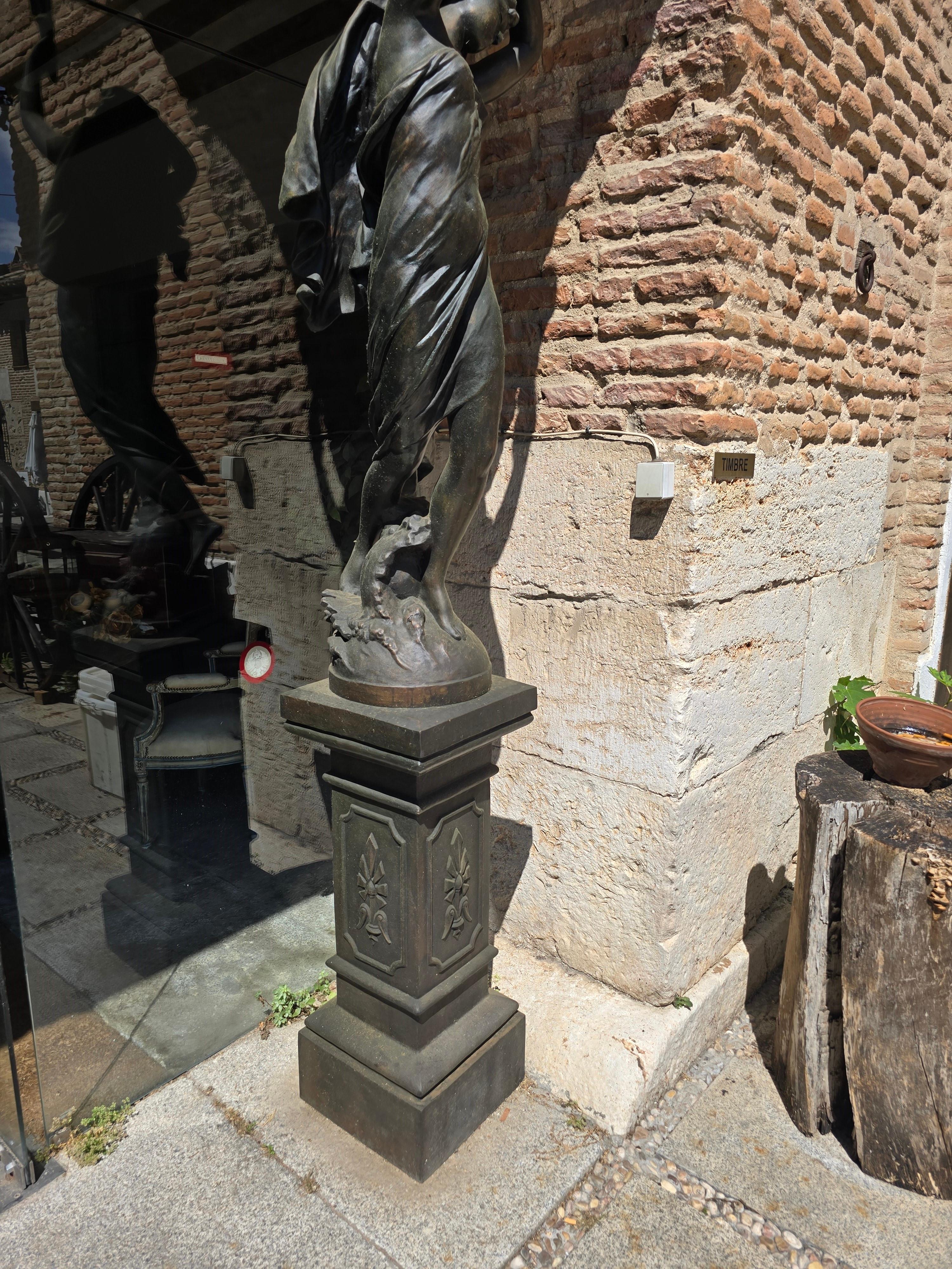 Paire de sculptures monumentales en bronze du début du 20e siècle en vente 3