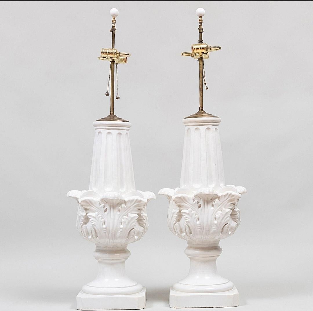 Ein monumentales und beeindruckendes Paar glasierter portugiesischer Fayence-Lampen. Jahrhundert aus glasierter Terrakotta hergestellt und im 20. Jahrhundert in Lampen umgewandelt. Sie sind ein echter Hingucker und verleihen dem Raum eine besondere
