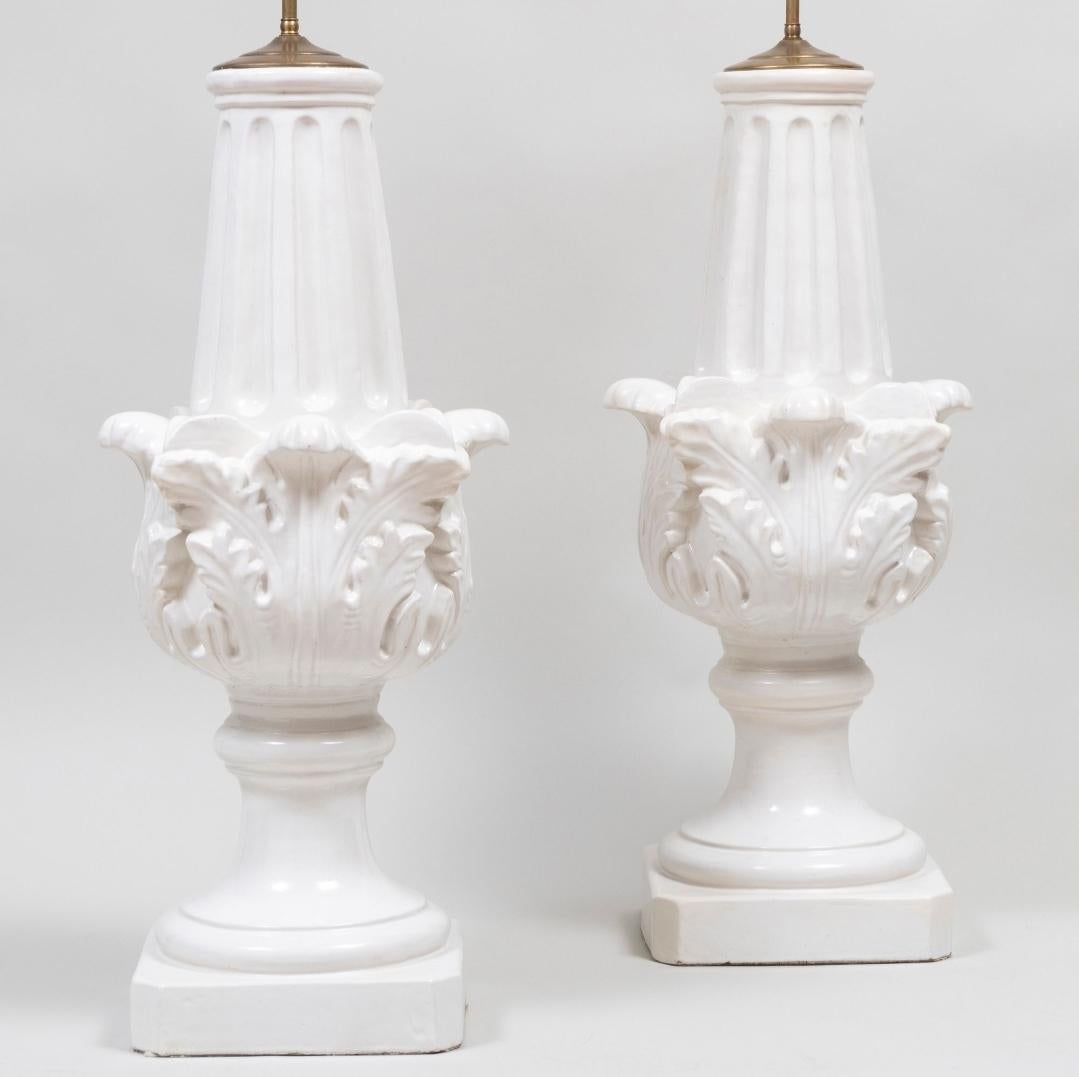 Monumentales Paar portugiesischer Terrakotta-Lampen aus Fayence (Barock) im Angebot