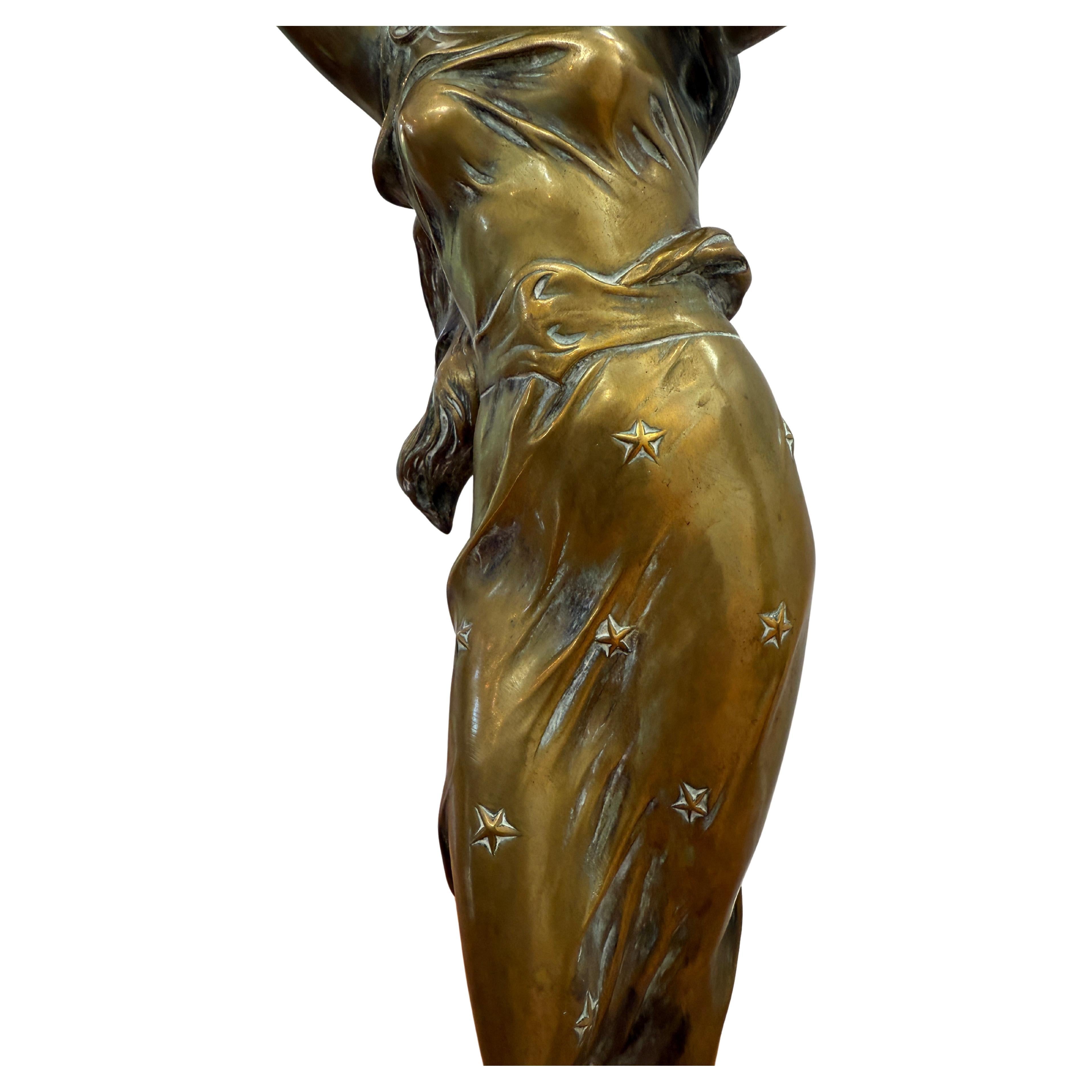 Ein elegantes und fein modelliertes Paar französischer Jugendstil-Figurenlampen, signiert Charles Theodore Perron, aus der Zeit um 1900. Jede Leuchte zeigt eine anmutig drapierte weibliche Figur in fließender Bewegung, die Arme in einem