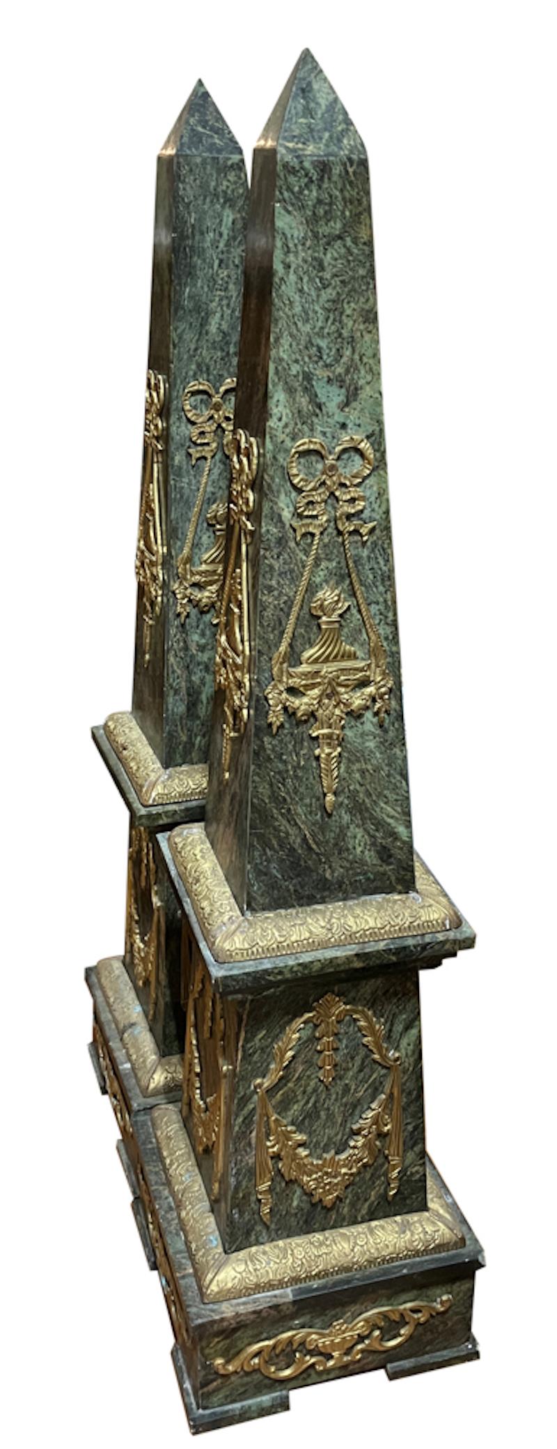 Monumentales Paar französischer Empire-Obelisken aus Bronze mit Goldbronze-Montierung (Handgeschnitzt) im Angebot