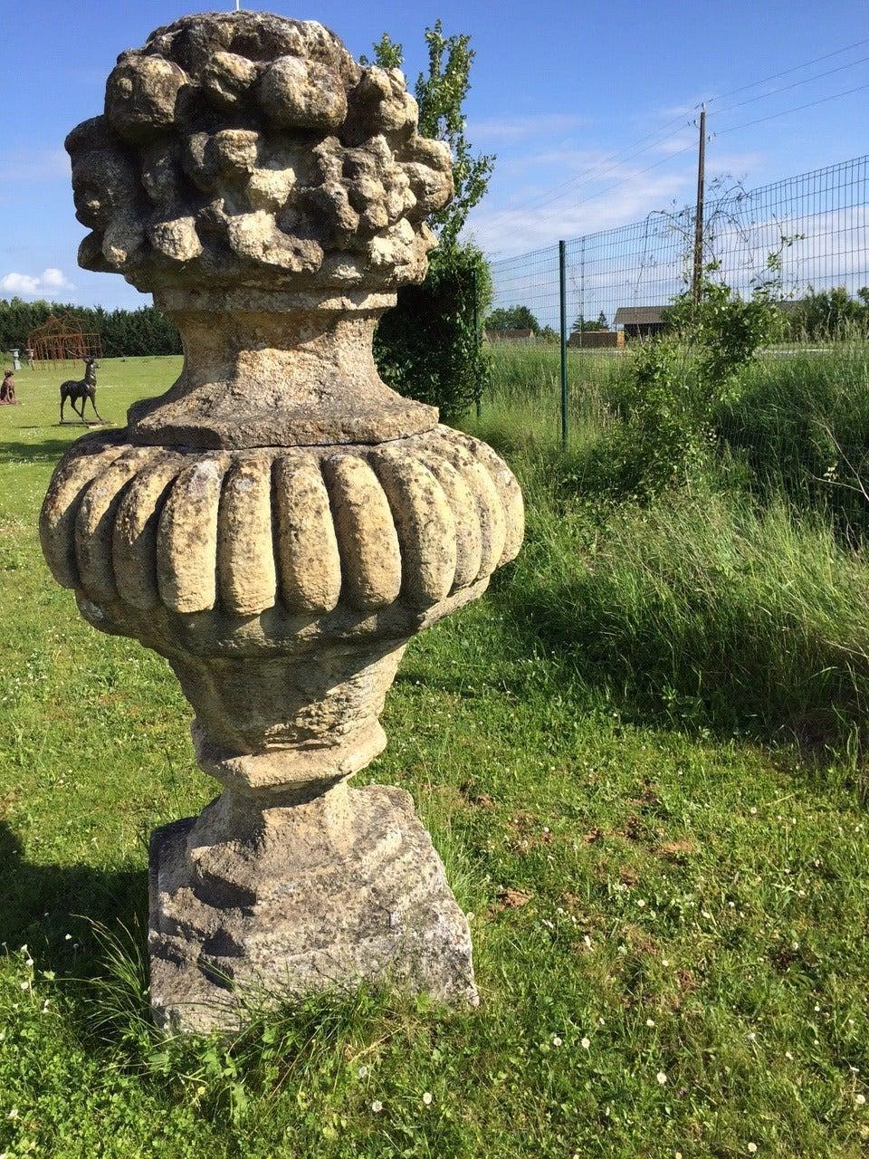 Monumental Pair of French Louis XIV Style Stone Urns, 20th Century France For Sale 4