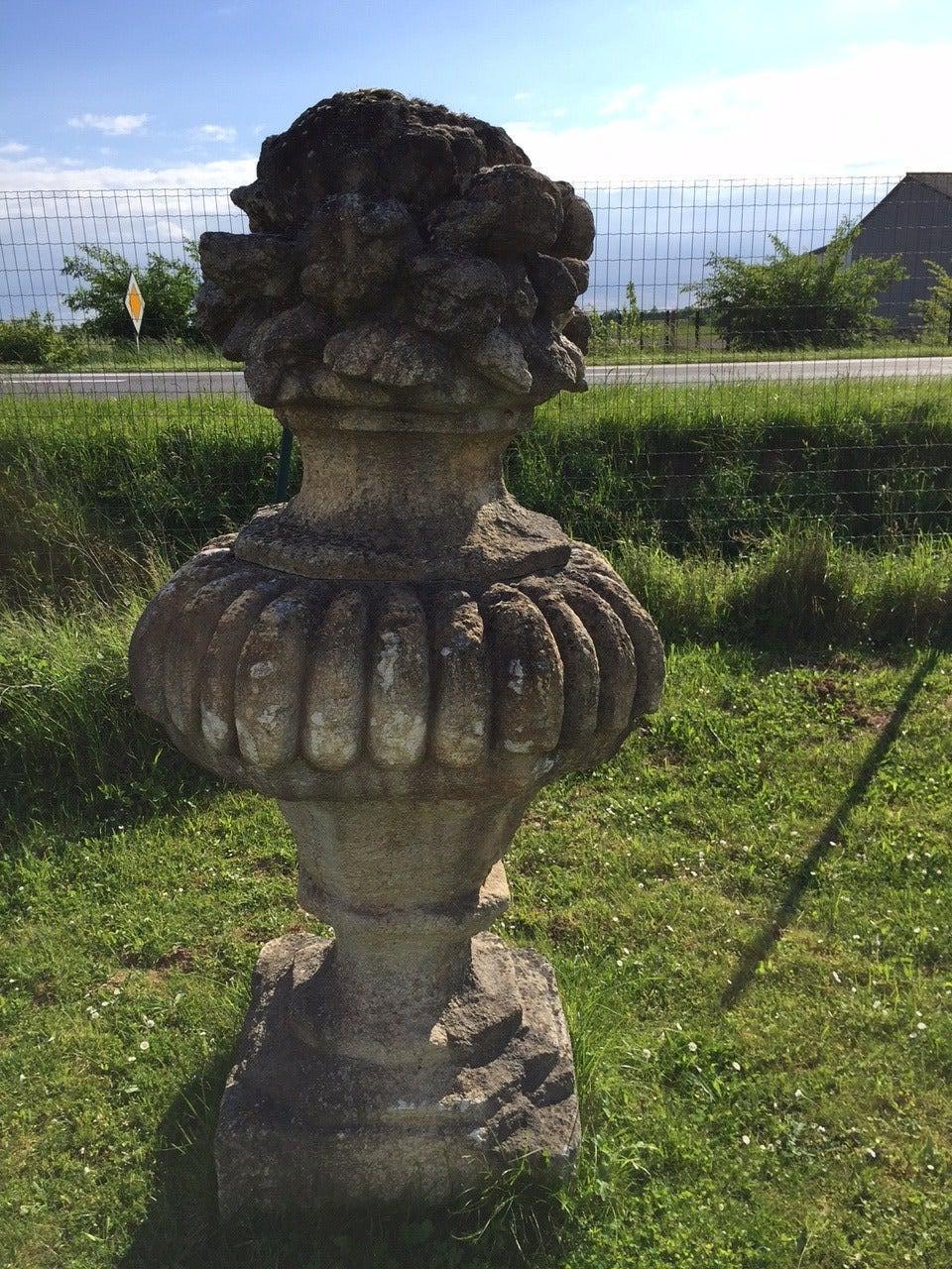 Monumental Pair of French Louis XIV Style Stone Urns, 20th Century France For Sale 5