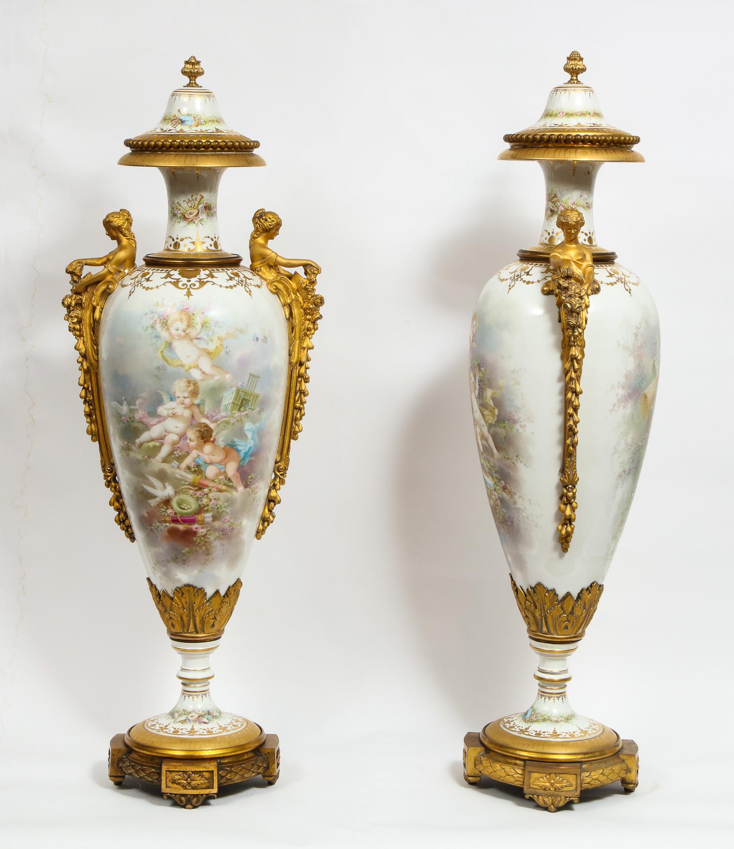 Monumentales Paar französischer weißer Sèvres-Porzellanvasen mit Ormolu-Montierung und Deckeln 2