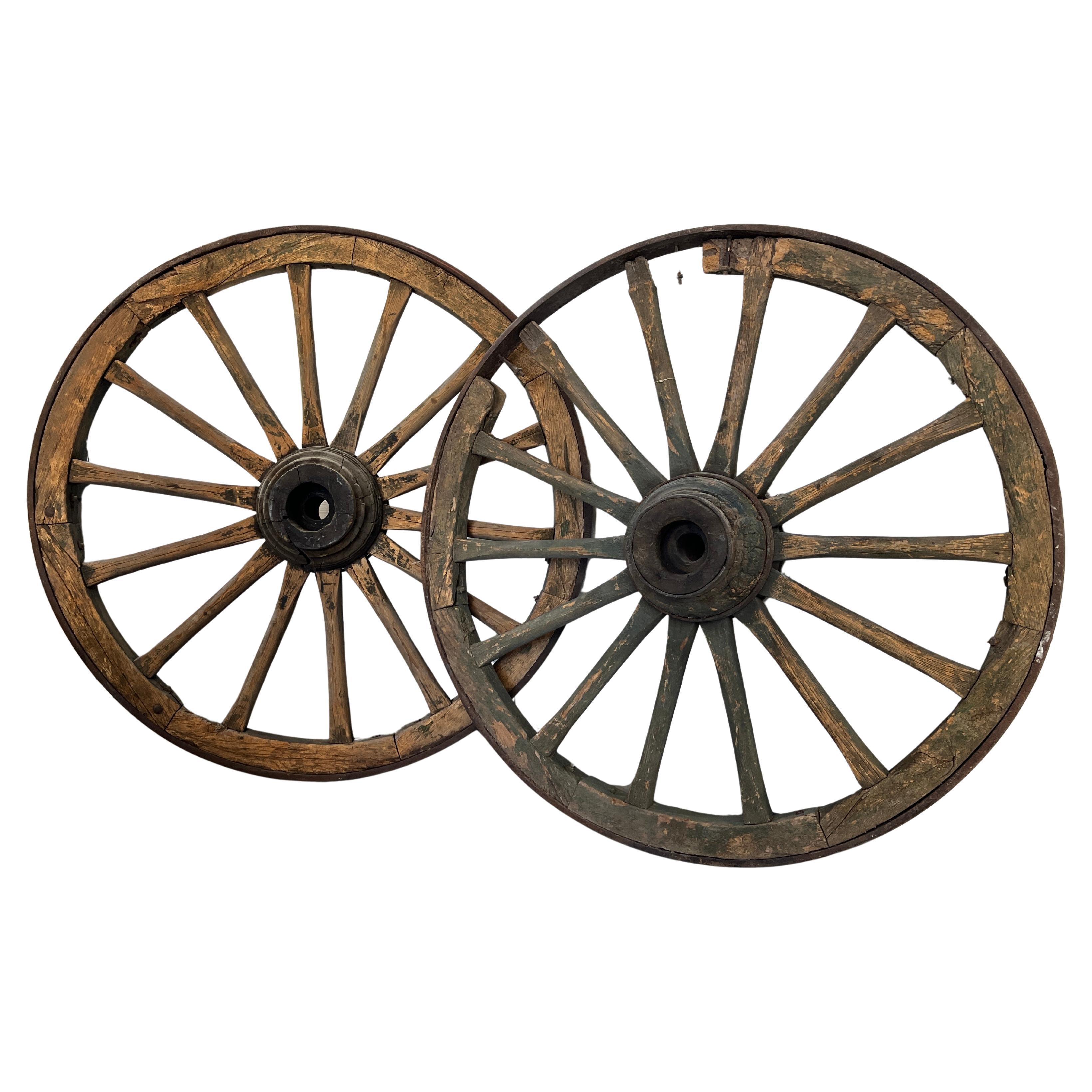 Paire monumentale de roues de charrettes françaises