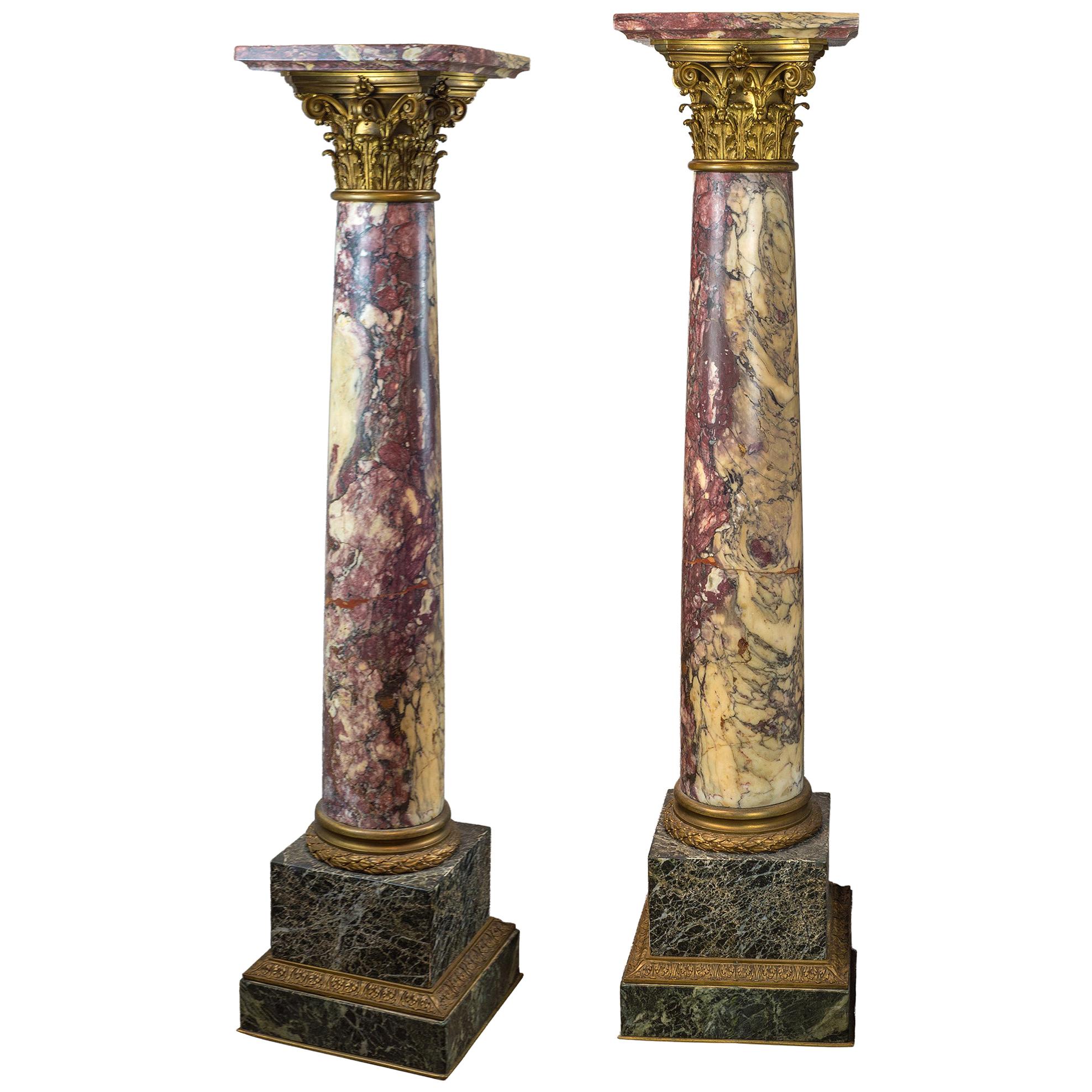 Coppia monumentale di piedistalli in marmo montati in bronzo dorato