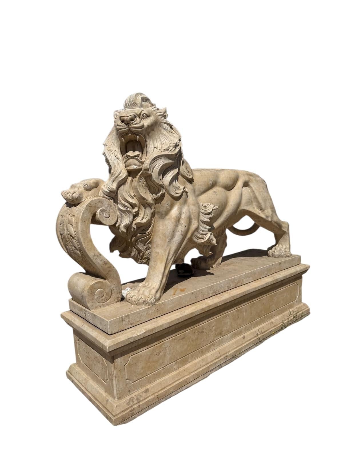 Monumental Pair of Hand-Carved Travertine Marble Lions, Italy, 20th Century In Good Condition For Sale In Madrid, ES