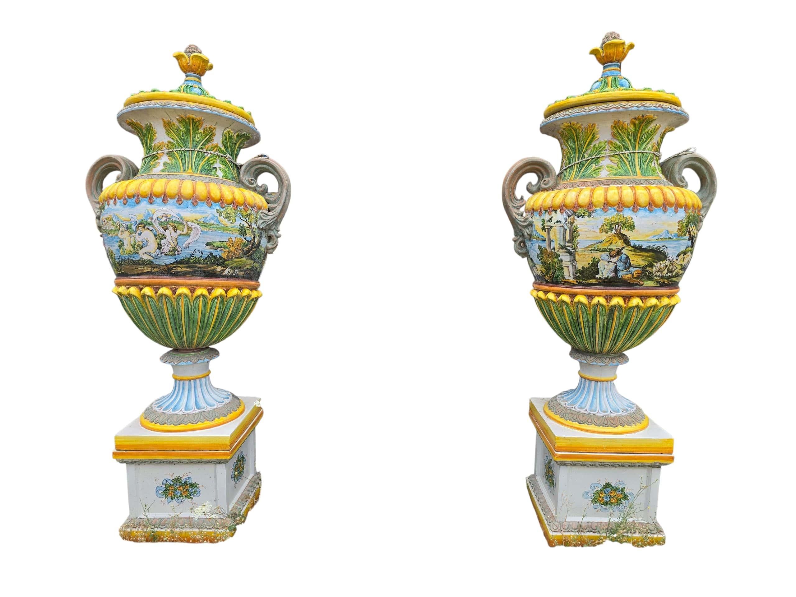 Excepcional y monumental pareja de jarrones de cerámica pintados a mano, fabricados en Italia en la década de 1950. Estas piezas a gran escala presentan colores vibrantes e intrincados motivos decorativos, pintados totalmente a mano, que muestran el