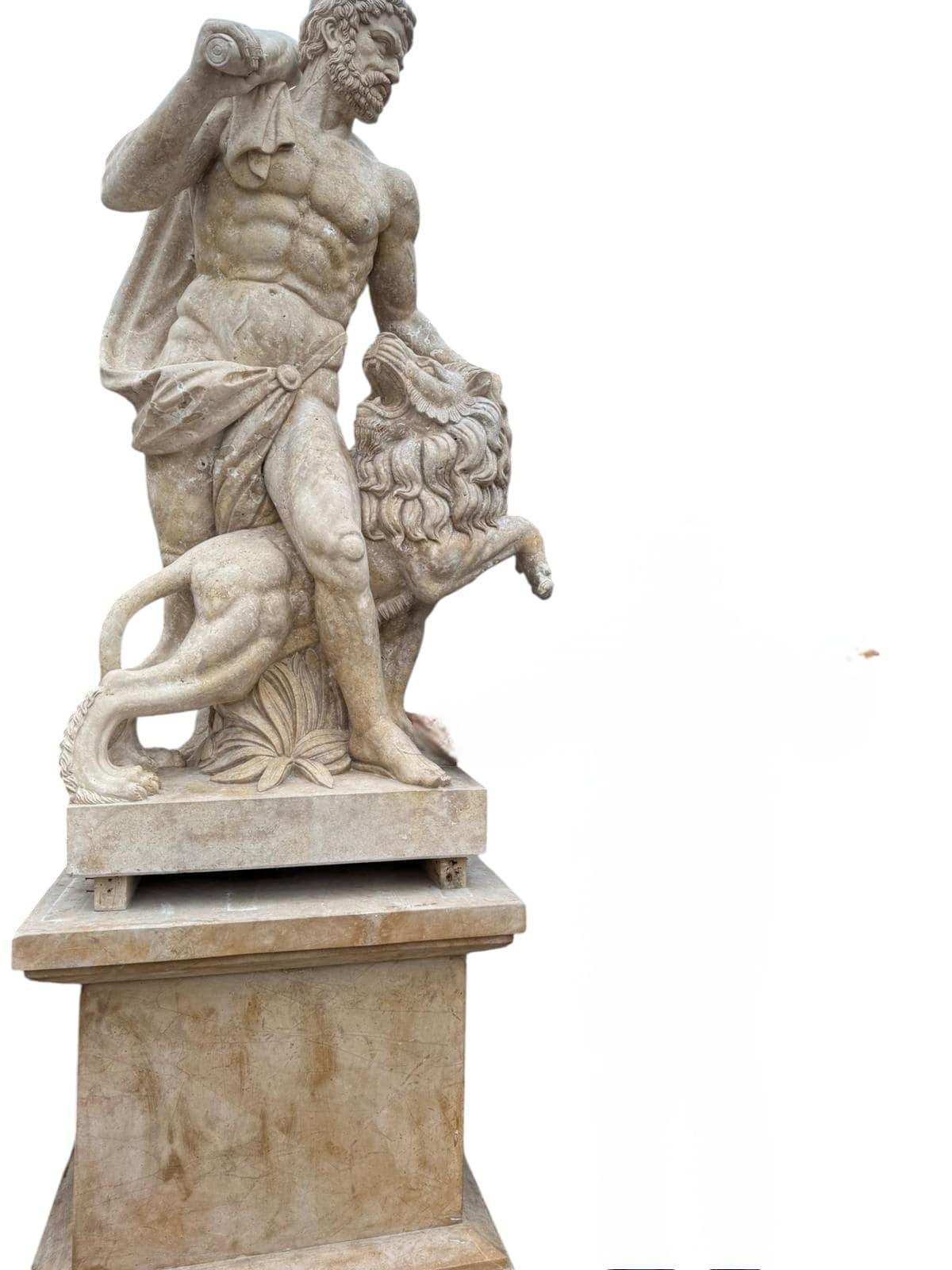 Impresionante pareja monumental de esculturas talladas en mármol italiano, de finales del siglo XX, que representan la figura de Hércules. Estas esculturas muestran una artesanía extraordinaria y una presencia majestuosa, ideal para grandes