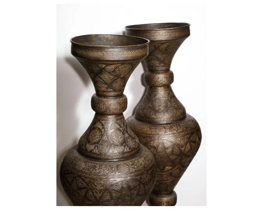 Paire monumentale de vases de palais islamiques en argent incrust avec calligraphie arabe en vente 3