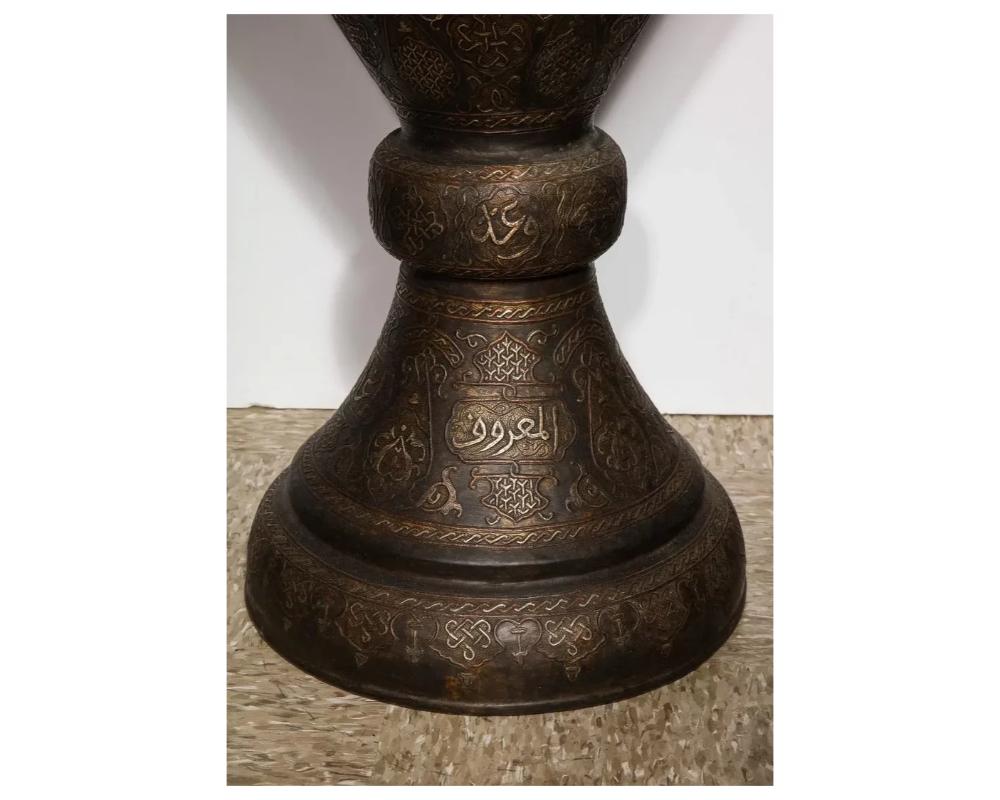 Monumentale coppia di vasi da palazzo islamici intarsiati in argento con calligrafia araba in vendita 4