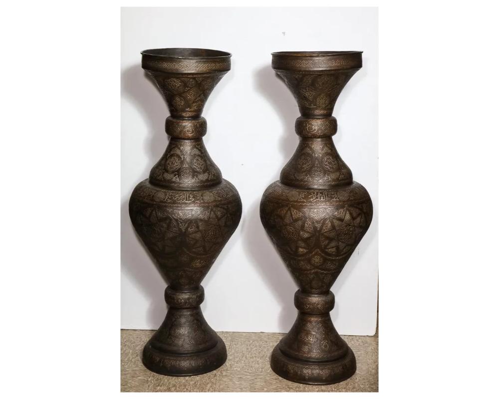 Sconosciuto Monumentale coppia di vasi da palazzo islamici intarsiati in argento con calligrafia araba in vendita