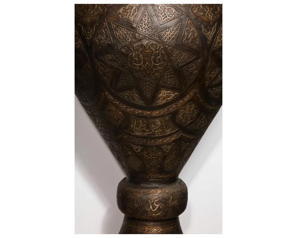 XIXe siècle Paire monumentale de vases de palais islamiques en argent incrust avec calligraphie arabe en vente