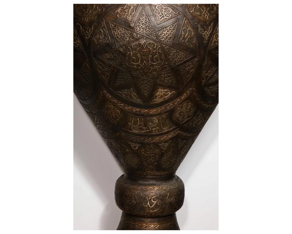 XIX secolo Monumentale coppia di vasi da palazzo islamici intarsiati in argento con calligrafia araba in vendita