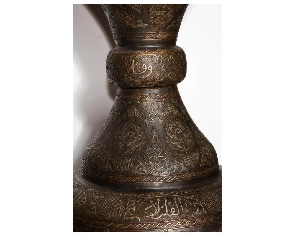 Paire monumentale de vases de palais islamiques en argent incrust avec calligraphie arabe en vente 1