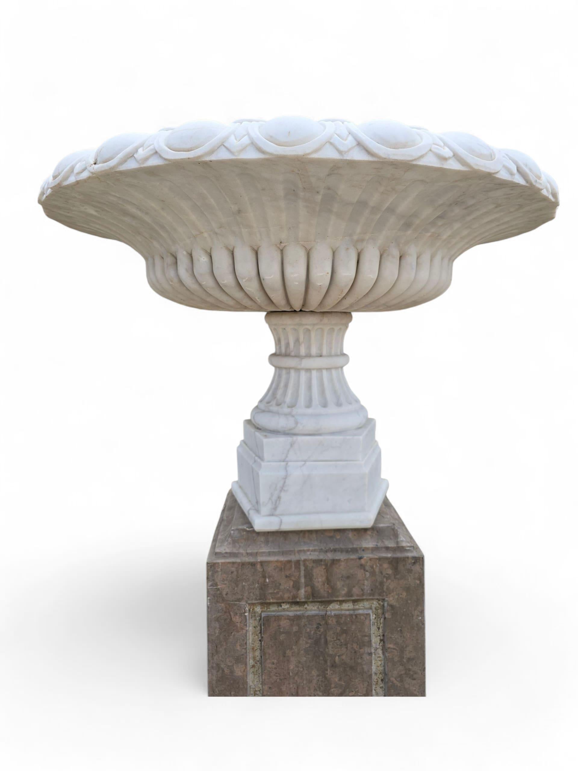 Monumental Pair of Italian Carved Marble Urns with Medusa Motif, Roman Style In Good Condition For Sale In Madrid, ES