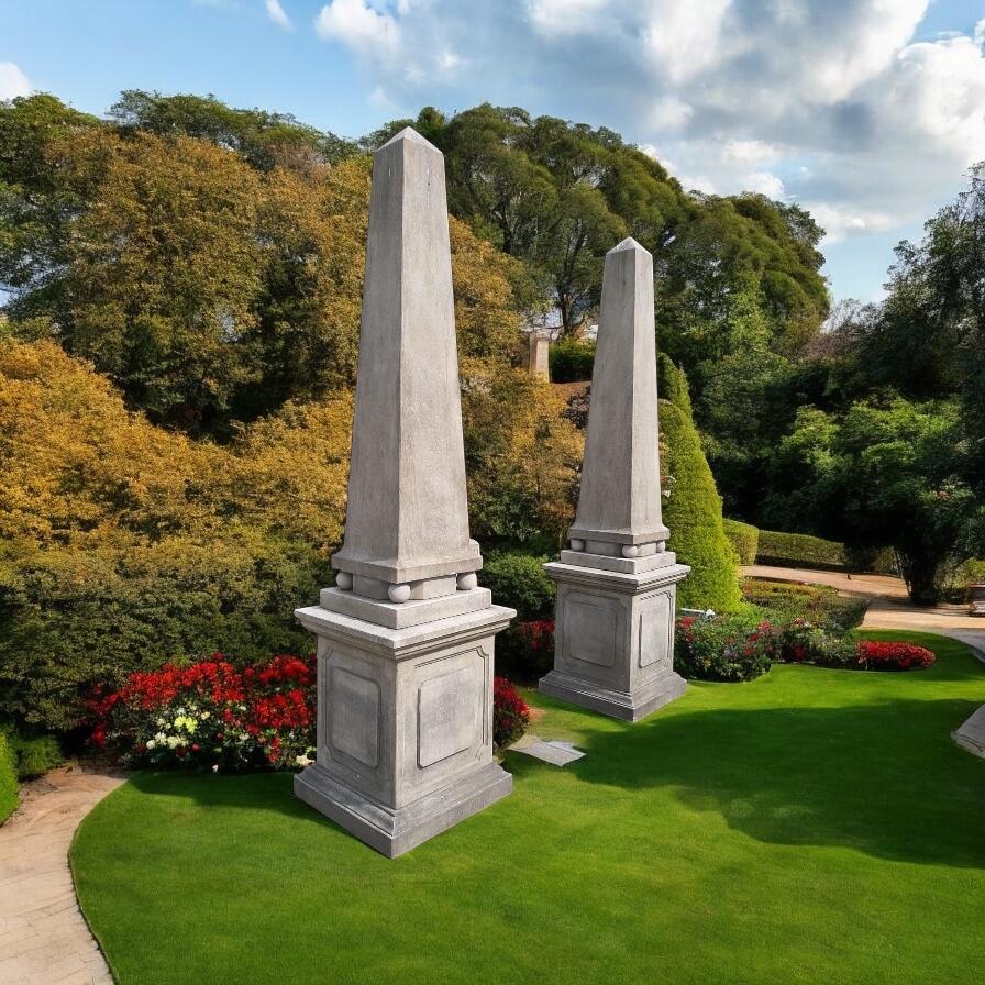 Coppia di eleganti obelischi in pietra finemente scolpiti  su una base quadrata.
Una decorazione senza tempo per il tuo giardino o per i tuoi interni.
Misure, Obelischi - Altezza cm 210 ( 83 pollici )
Basi - Altezza cm 85 (33 pollici)
Altezza totale