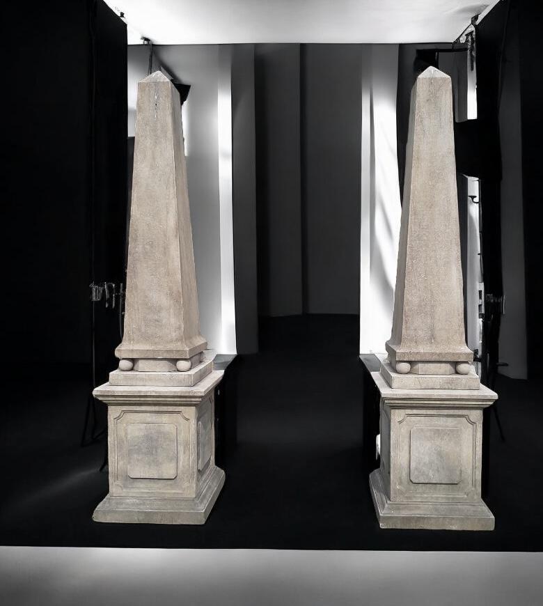 Neoclassico Coppia monumentale di obelischi in pietra intagliata italiani in vendita