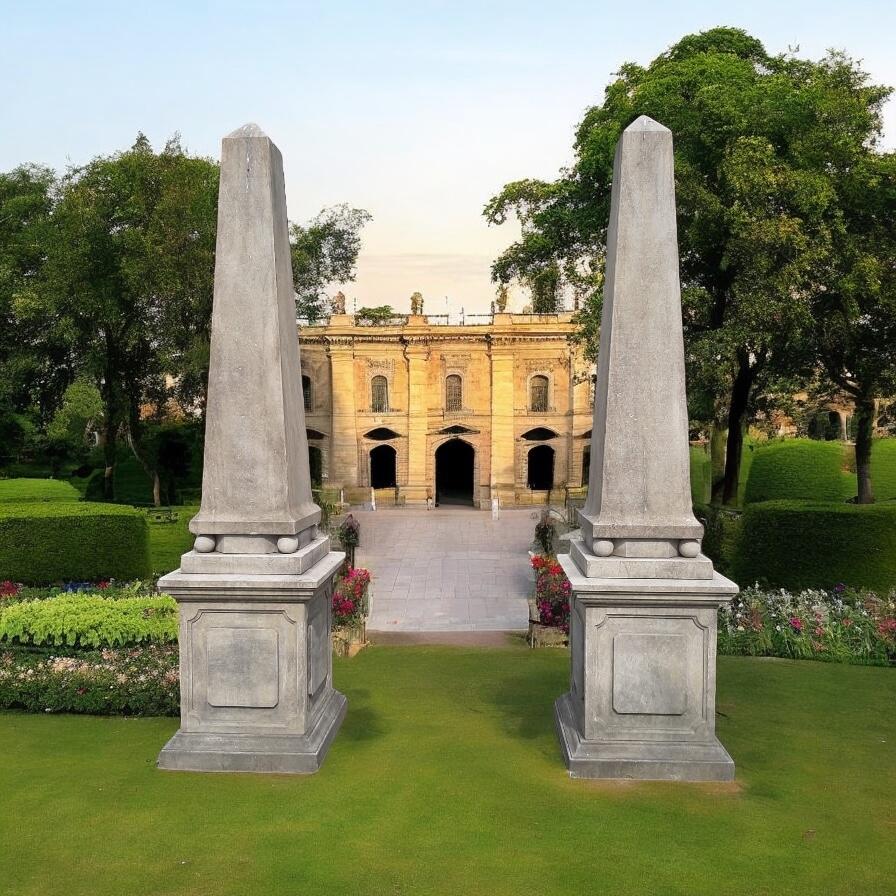 Italiano Coppia monumentale di obelischi in pietra intagliata italiani in vendita