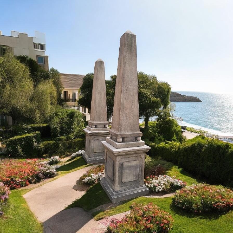Coppia monumentale di obelischi in pietra intagliata italiani in vendita 1