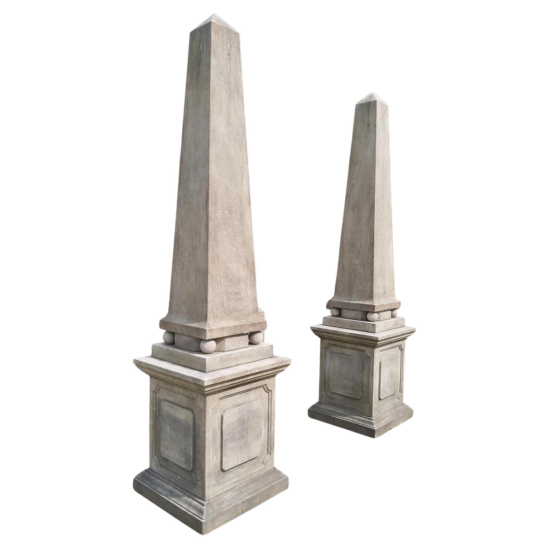Coppia monumentale di obelischi in pietra intagliata italiani in vendita