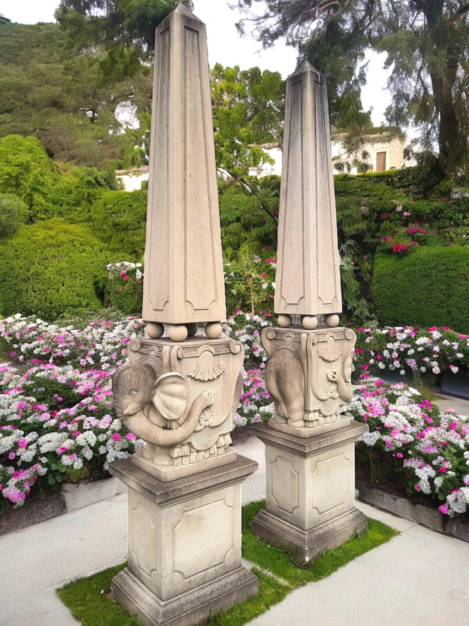 Pareja monumental de obeliscos italianos de piedra tallada con elefantes Neoclásico en venta