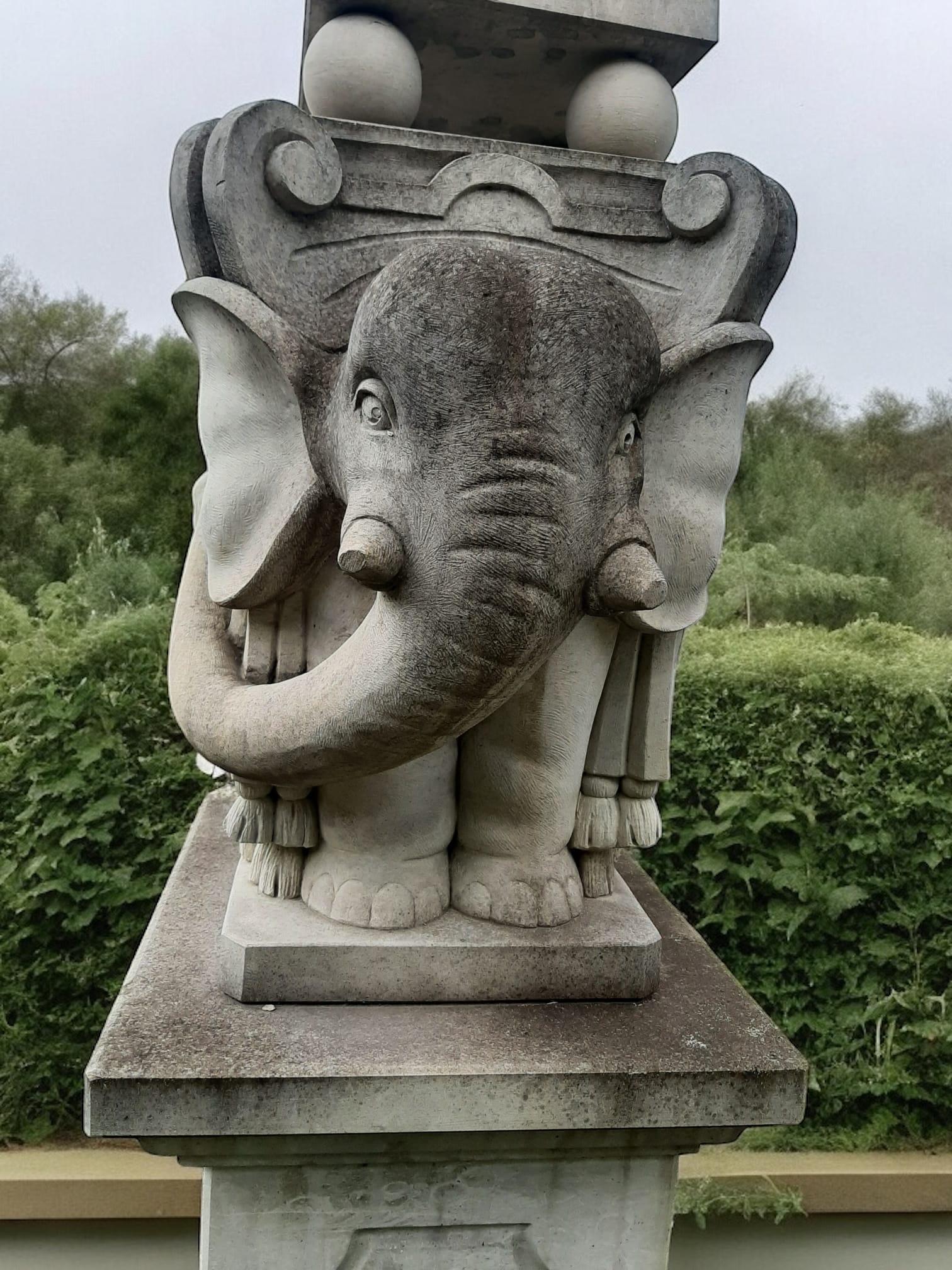 Pareja monumental de obeliscos italianos de piedra tallada con elefantes Italiano en venta