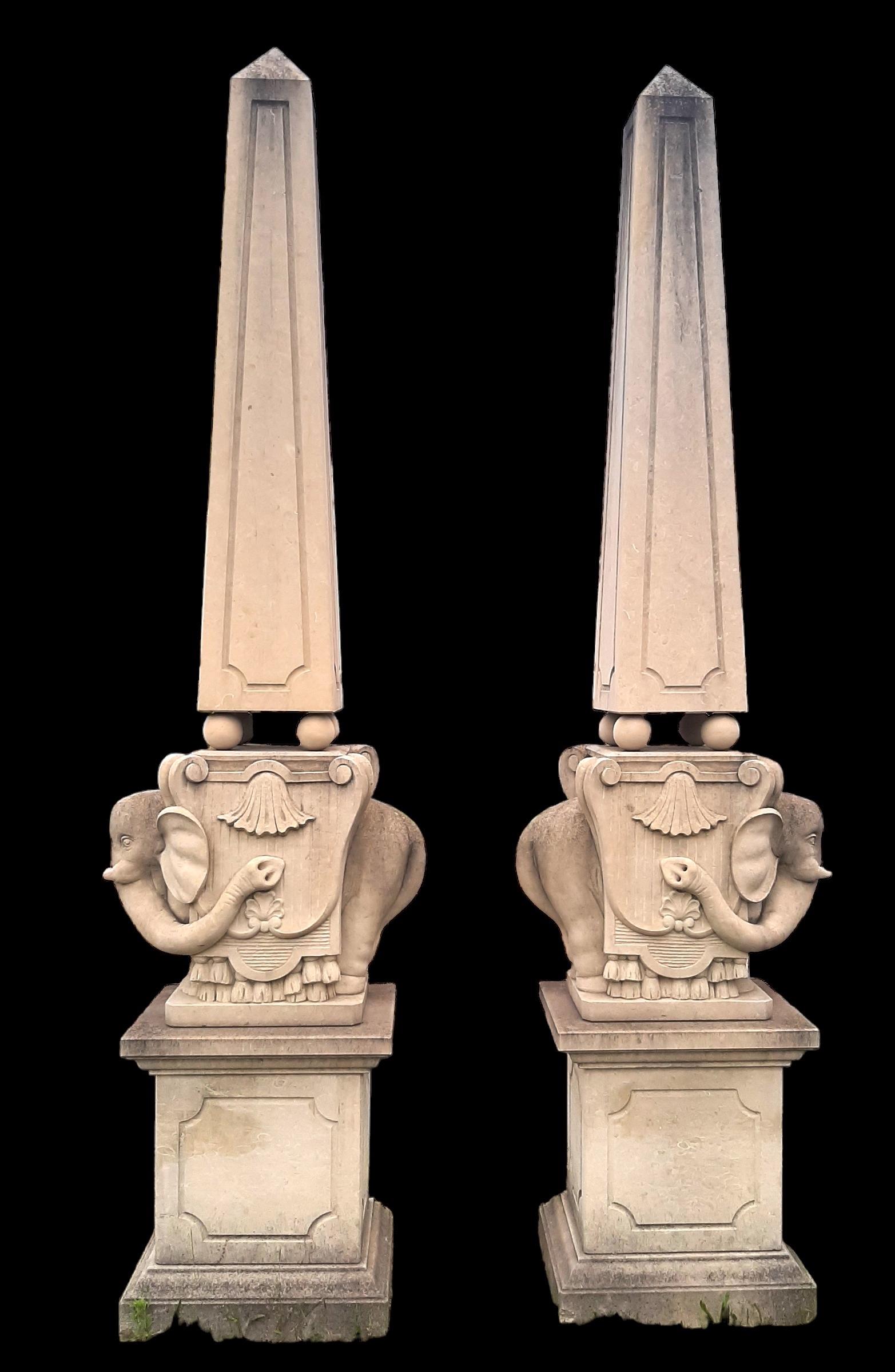 Pareja monumental de obeliscos italianos de piedra tallada con elefantes en Excelente estado para la venta en Rome, IT