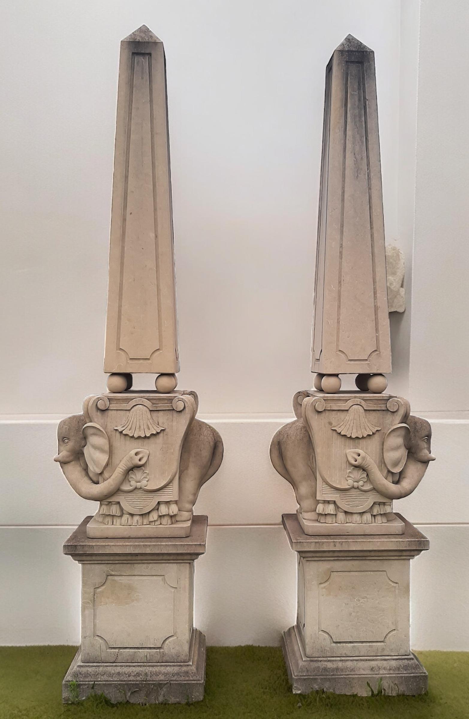 Pareja monumental de obeliscos italianos de piedra tallada con elefantes Siglo XXI y contemporáneo en venta