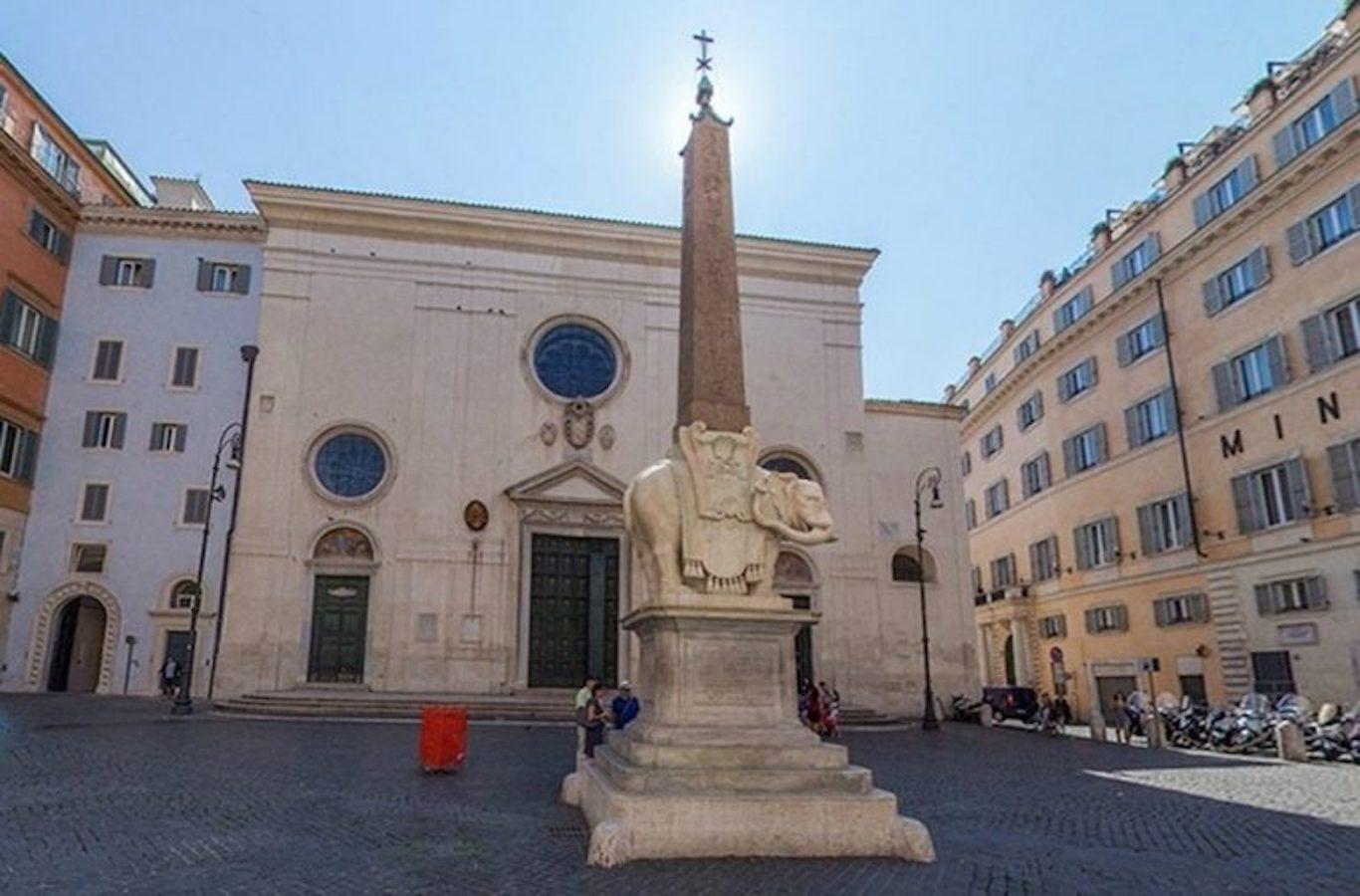 Pareja monumental de obeliscos italianos de piedra tallada con elefantes en venta 2