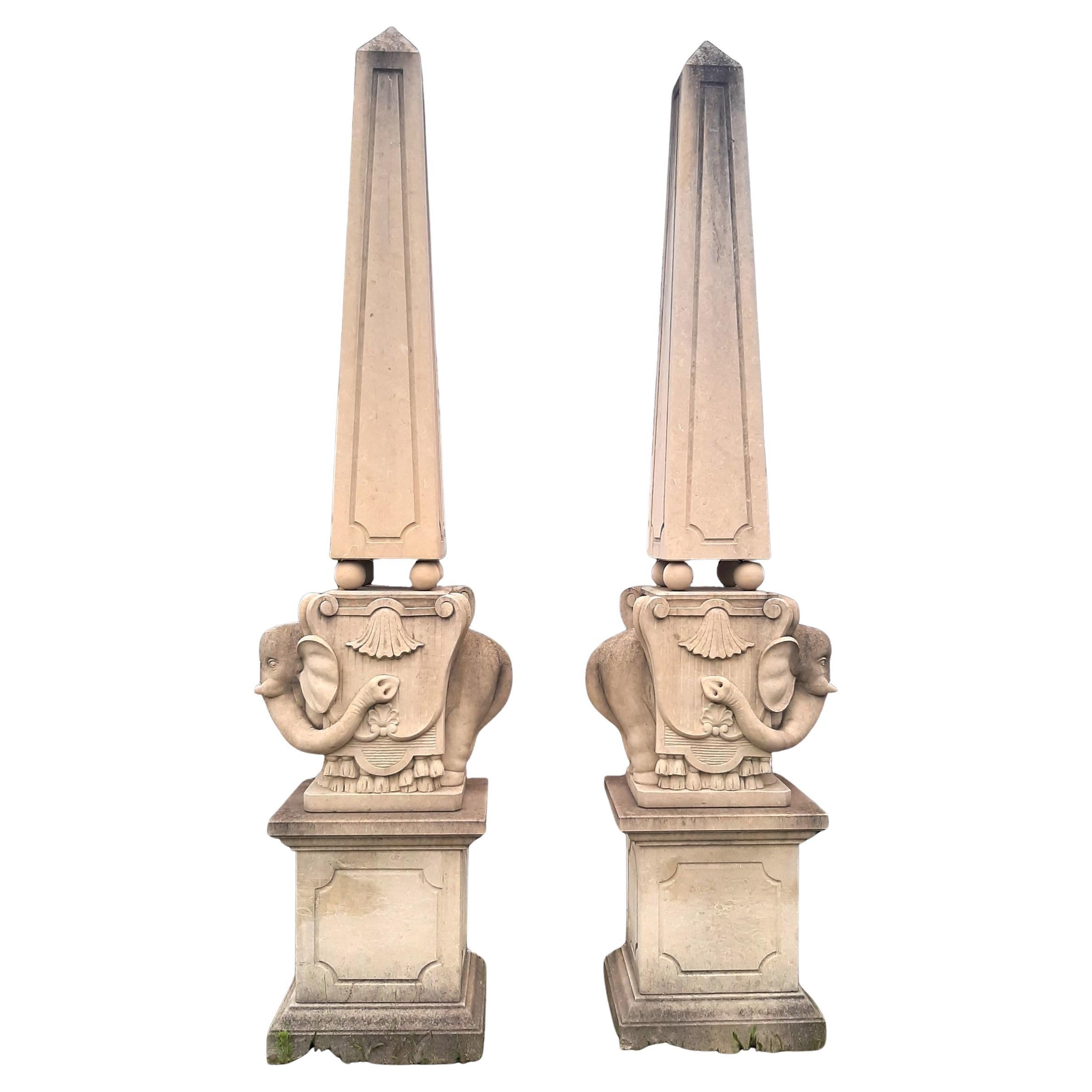 Paire monumentale d'obélisques italiens en pierre sculptée avec éléphants