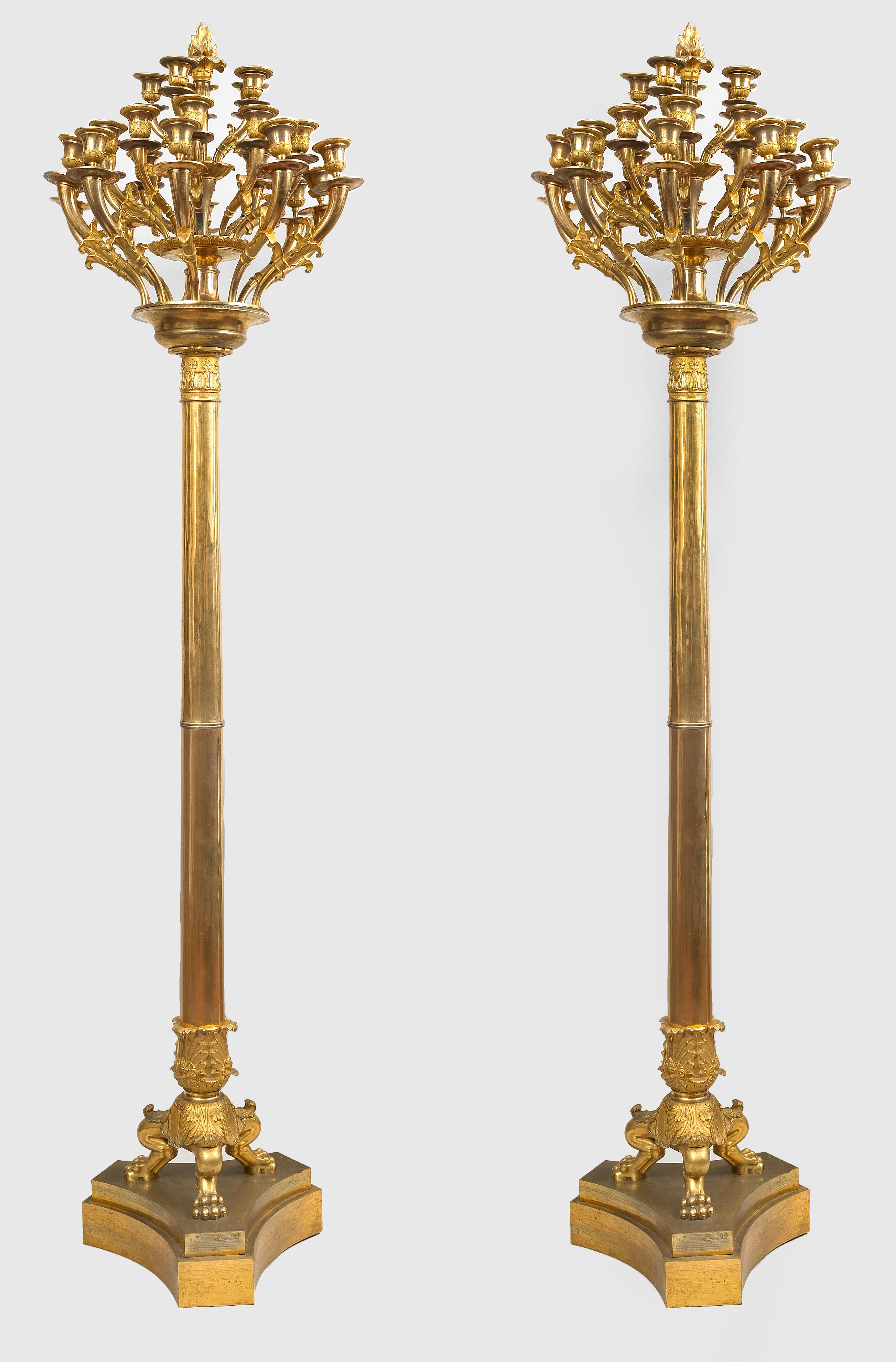 Monumentales Paar italienischer Empire-Kerzenhalter oder Stehlampen aus vergoldeter Bronze, 1800 (Frühes 19. Jahrhundert) im Angebot
