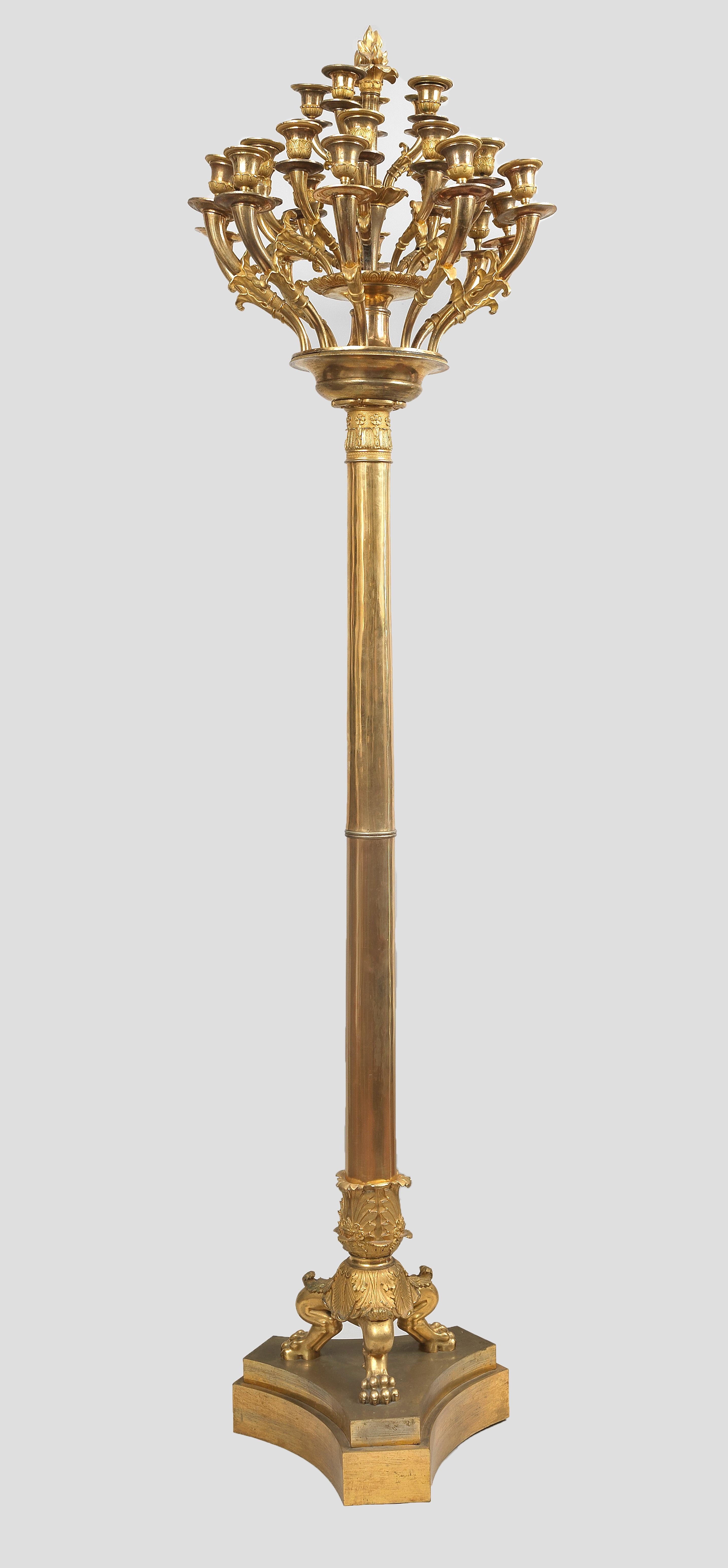 Monumentales Paar italienischer Empire-Kerzenhalter oder Stehlampen aus vergoldeter Bronze, 1800 im Angebot 1