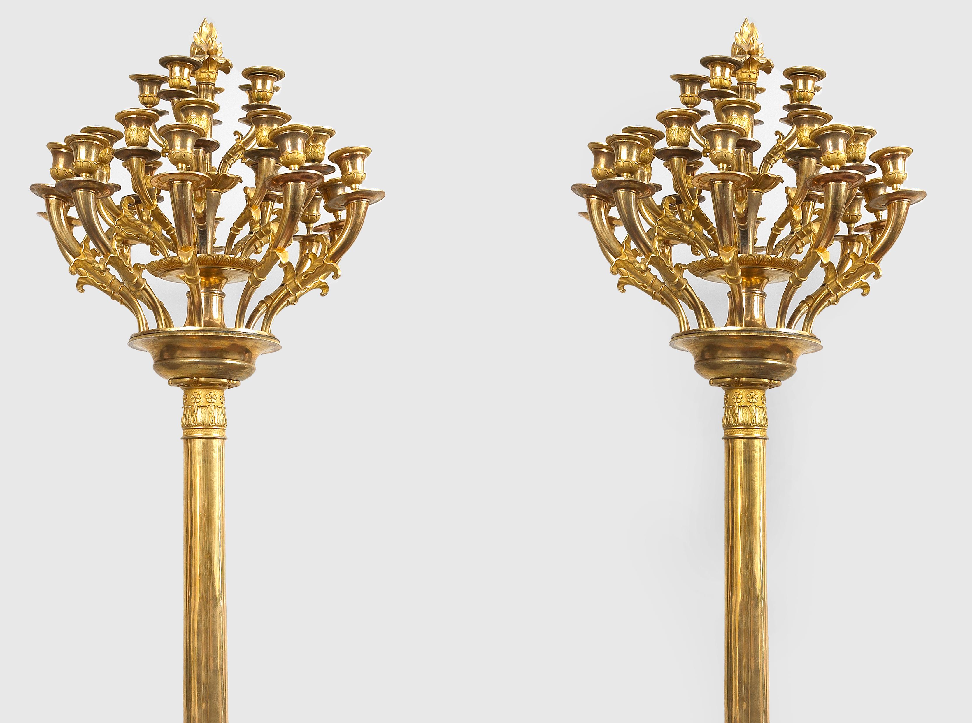 Monumentales Paar italienischer Empire-Kerzenhalter oder Stehlampen aus vergoldeter Bronze, 1800 im Angebot 3